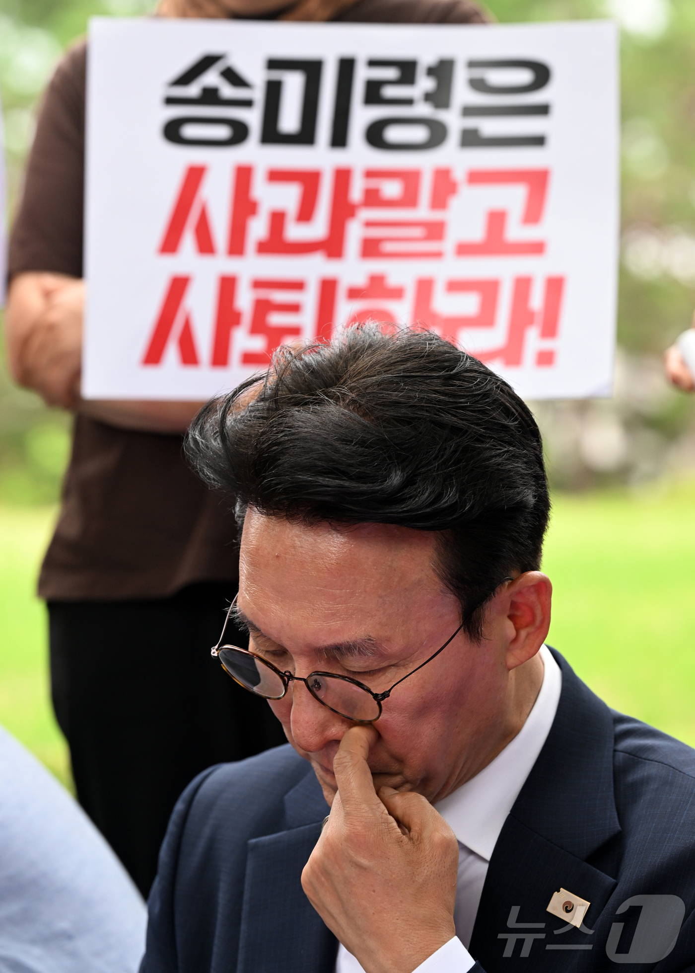 (서울=뉴스1) 김명섭 기자 = 김민석 신임 국무총리가 첫 공식일정으로 4일 오전 서울 용산구 대통령실 앞 농민단체 항의 집회 현장을 찾아 농민들의 발언을 들으며 생각에 잠겨 있다 …