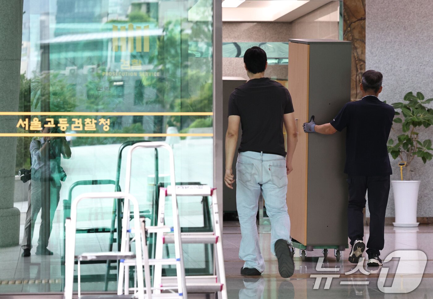 본문 이미지 - 4일 오후 서울 서초구 서울고등검찰청에서 윤석열 전 대통령 2차 소환을 앞두고 관계자들이 캐비닛 등 사무용 가구들을 내란특검 사무실로 옮기고 있다. 2025.7.4/뉴스1 ⓒ News1 구윤성 기자