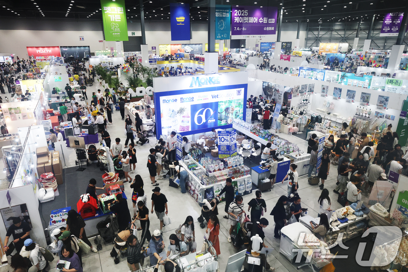 (수원=뉴스1) 김영운 기자 = 4일 경기 수원시 권선구 수원메쎄에서 열린 '2025 케이펫페어 수원 시즌2'을 찾은 관람객들이 다양한 반려동물 용품을 살펴보고 있다. 2025.7 …