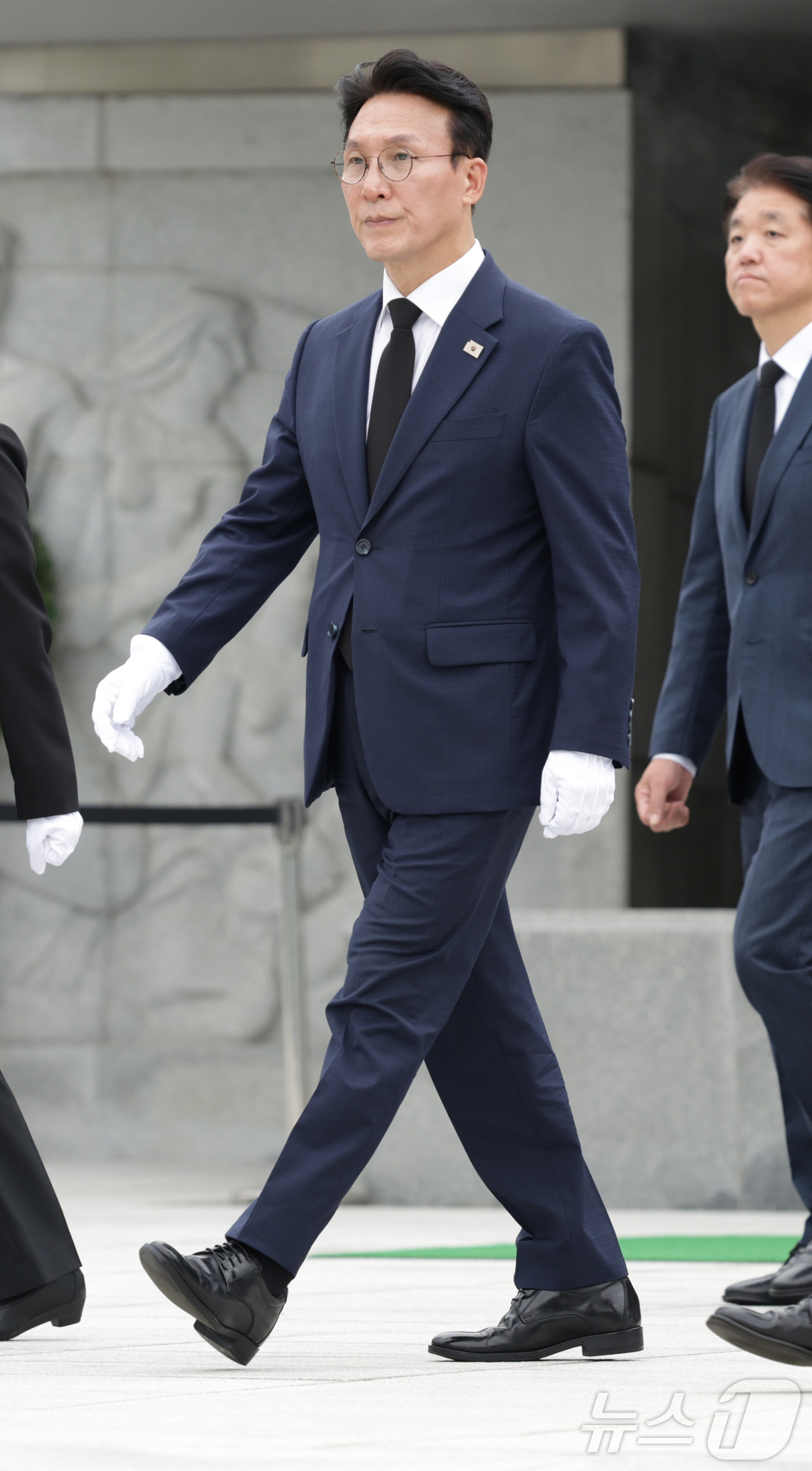 (서울=뉴스1) 김명섭 기자 = 김민석 총리가 4일 오후 서울 동작구 국립현충원에서 참배를 마친 후 나오고 있다. (공동취재) 2025.7.4/뉴스1