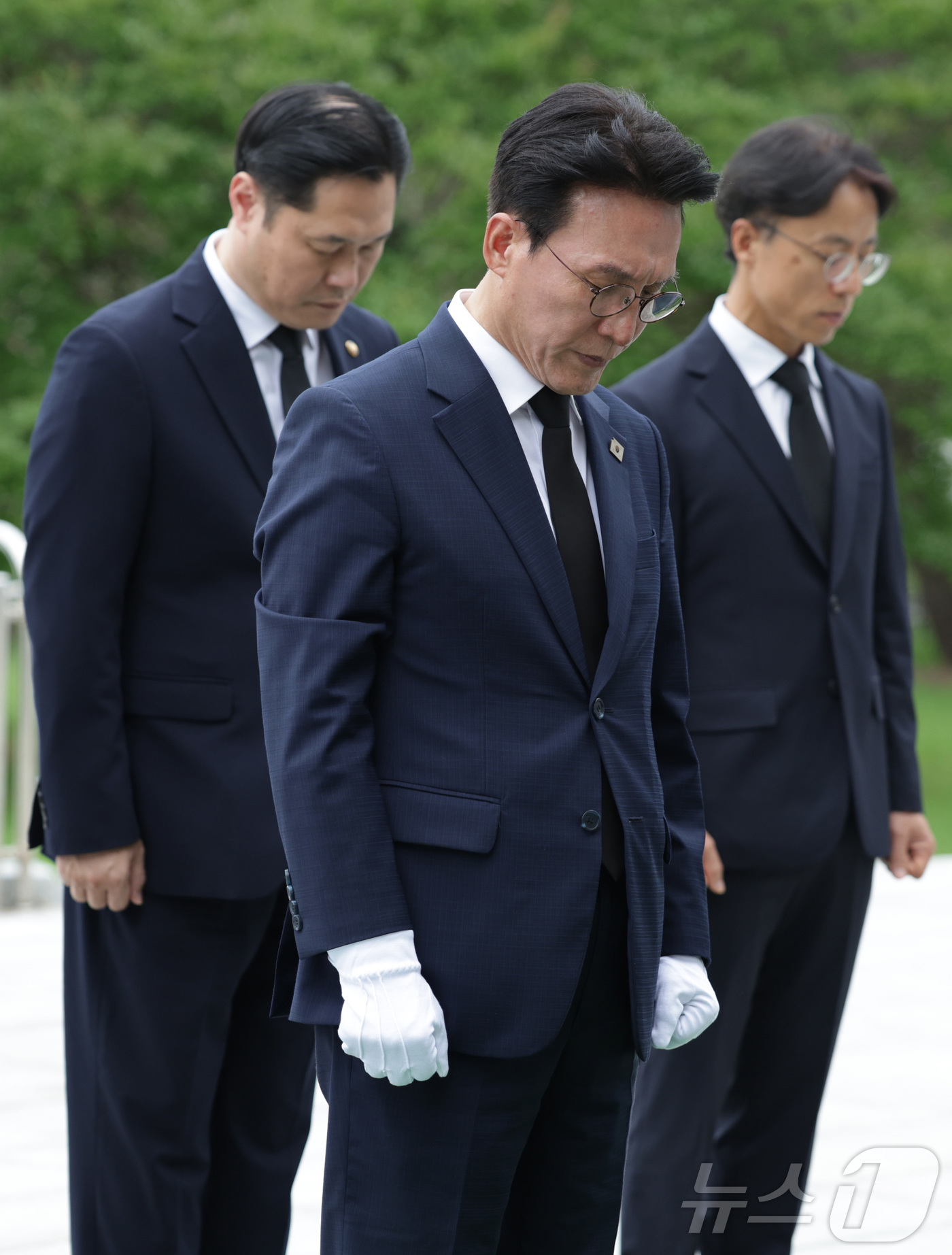 (서울=뉴스1) 김명섭 기자 = 김민석 총리가 4일 오후 서울 동작구 국립현충원에서  분향 후 묵념을 하고 있다. 뒤는 이희완 국가보훈부 차관.  (공동취재) 2025.7.4/뉴스 …