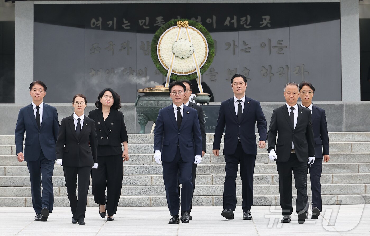 본문 이미지 - 김민석 신임 국무총리가 4일 오후 서울 동작구 국립서울현충원 현충탑을 참배 후 이동하고 있다. &#40;공동취재&#41; 2025.7.4/뉴스1 ⓒ News1 김명섭 기자