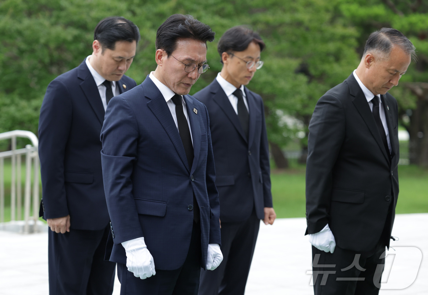 (서울=뉴스1) 김명섭 기자 = 김민석 총리가 4일 오후 서울 동작구 국립현충원에서  분향 후 묵념을 하고 있다. 왼쪽 뒤는 이희완 국가보훈부 차관. (공동취재) 2025.7.4/ …