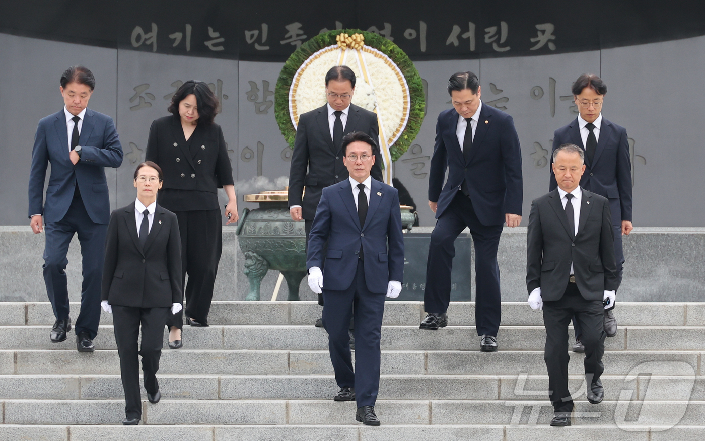 (서울=뉴스1) 김명섭 기자 = 김민석 국무총리가 4일 서울 동작구 국립서울현충원을 찾아 참배를 마친 후 이동하고 있다. (공동취재) 2025.7.4/뉴스1