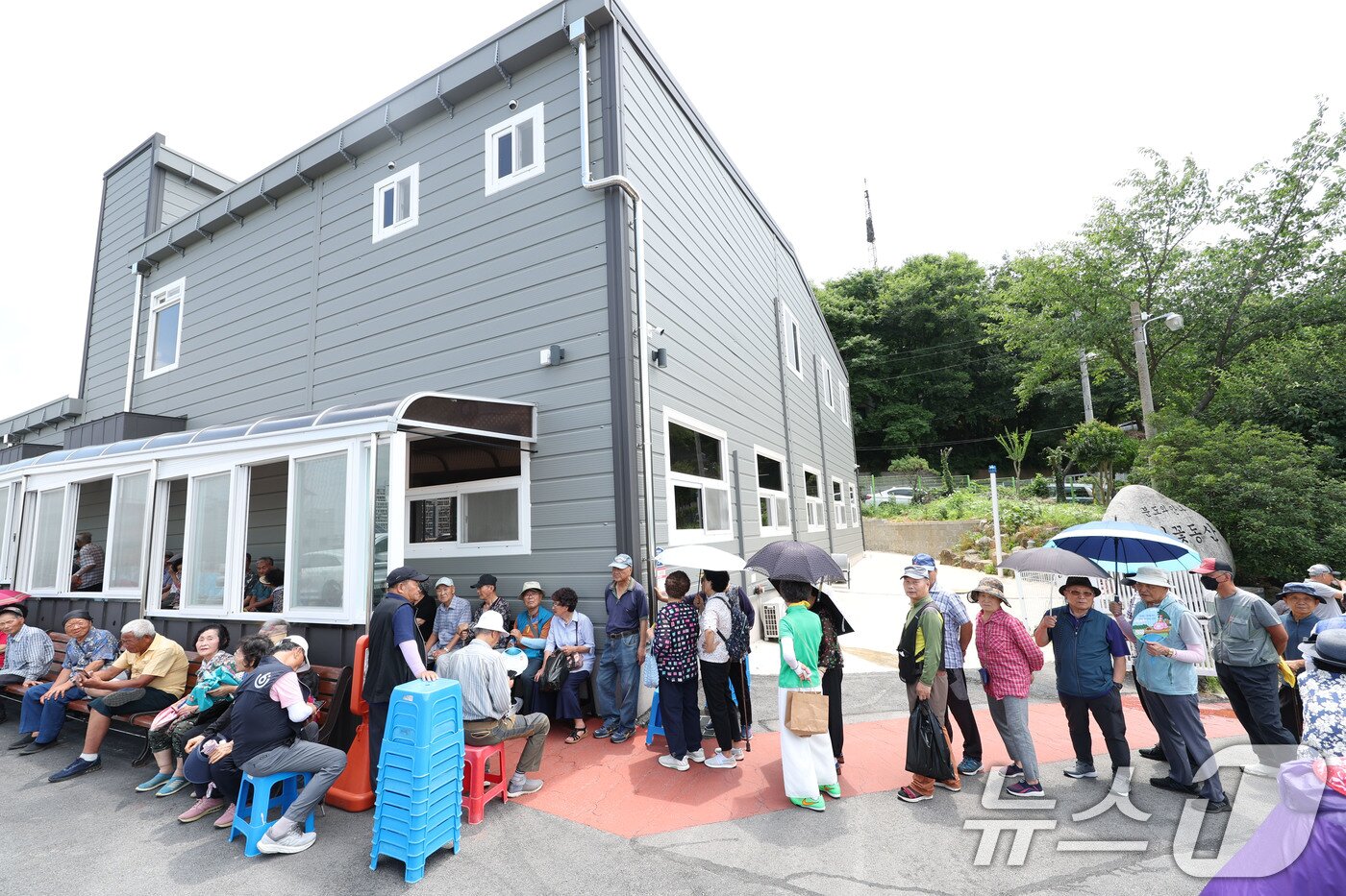 본문 이미지 - 폭염이 이어지고 있는 4일 오전 광주 남구 서동에 있는 무료급식소를 찾은 어르신들이 대기하고 있다. 2025.7.4/뉴스1 ⓒ News1 박지현 기자