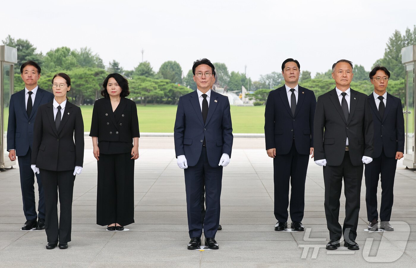 본문 이미지 - 김민석 신임 국무총리가 4일 오후 서울 동작구 국립서울현충원을 찾아 참배를 위해 현충탑으로 향하고 있다. &#40;공동취재&#41; 2025.7.4/뉴스1 ⓒ News1 김명섭 기자