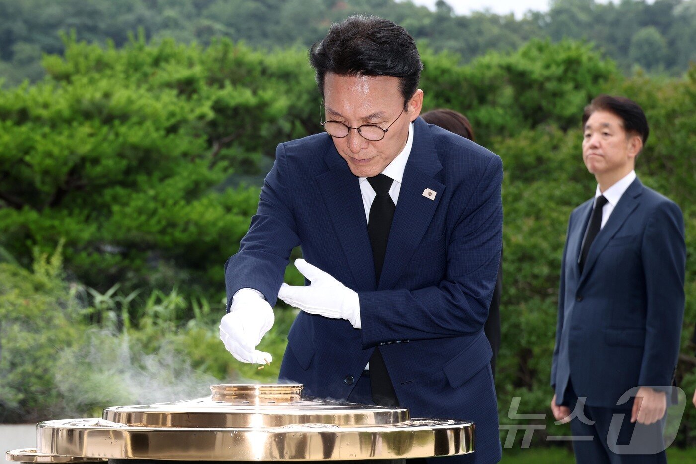 본문 이미지 - 김민석 국무총리가 4일 서울 동작구 국립서울현충원을 찾아 현충탑에 분향하고 있다. &#40;공동취재&#41; 2025.7.4/뉴스1 ⓒ News1 김명섭 기자