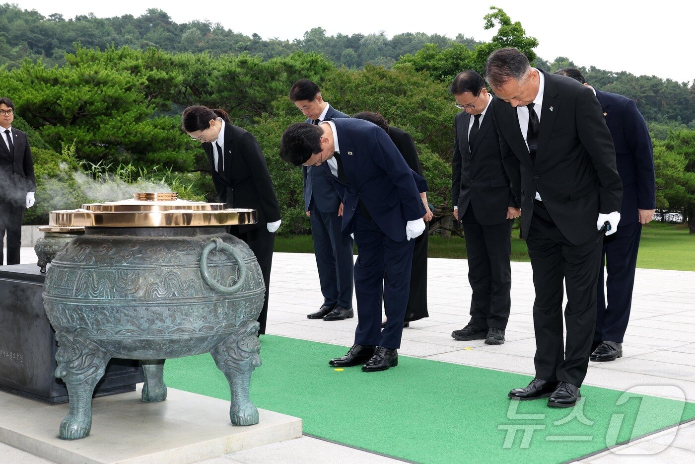 본문 이미지 - 김민석 국무총리가 4일 서울 동작구 국립서울현충원을 찾아 참배하고 있다. &#40;공동취재&#41; 2025.7.4/뉴스1 ⓒ News1 김명섭 기자