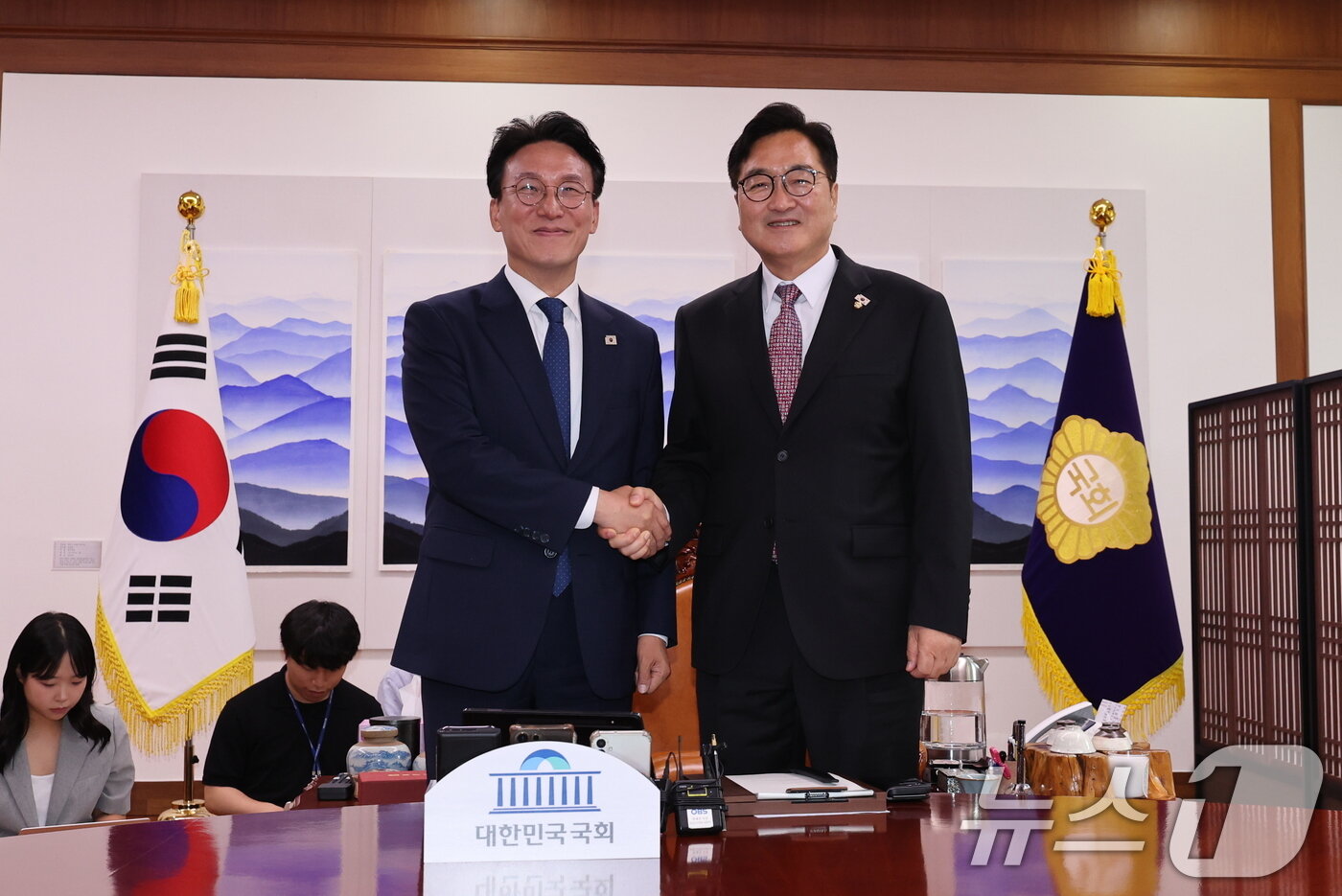 본문 이미지 - 우원식 국회의장이 4일 서울 여의도 국회 집무실에서 김민석 국무총리와 악수하고 있다. 2025.7.4/뉴스1 ⓒ News1 박지혜 기자