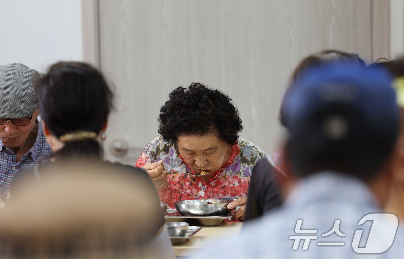 본문 이미지 - 폭염이 이어지고 있는 4일 오전 광주 남구 서동에 있는 무료급식소를 찾은 어르신들이 식사하고 있다. 2025.7.4/뉴스1 ⓒ News1 박지현 기자