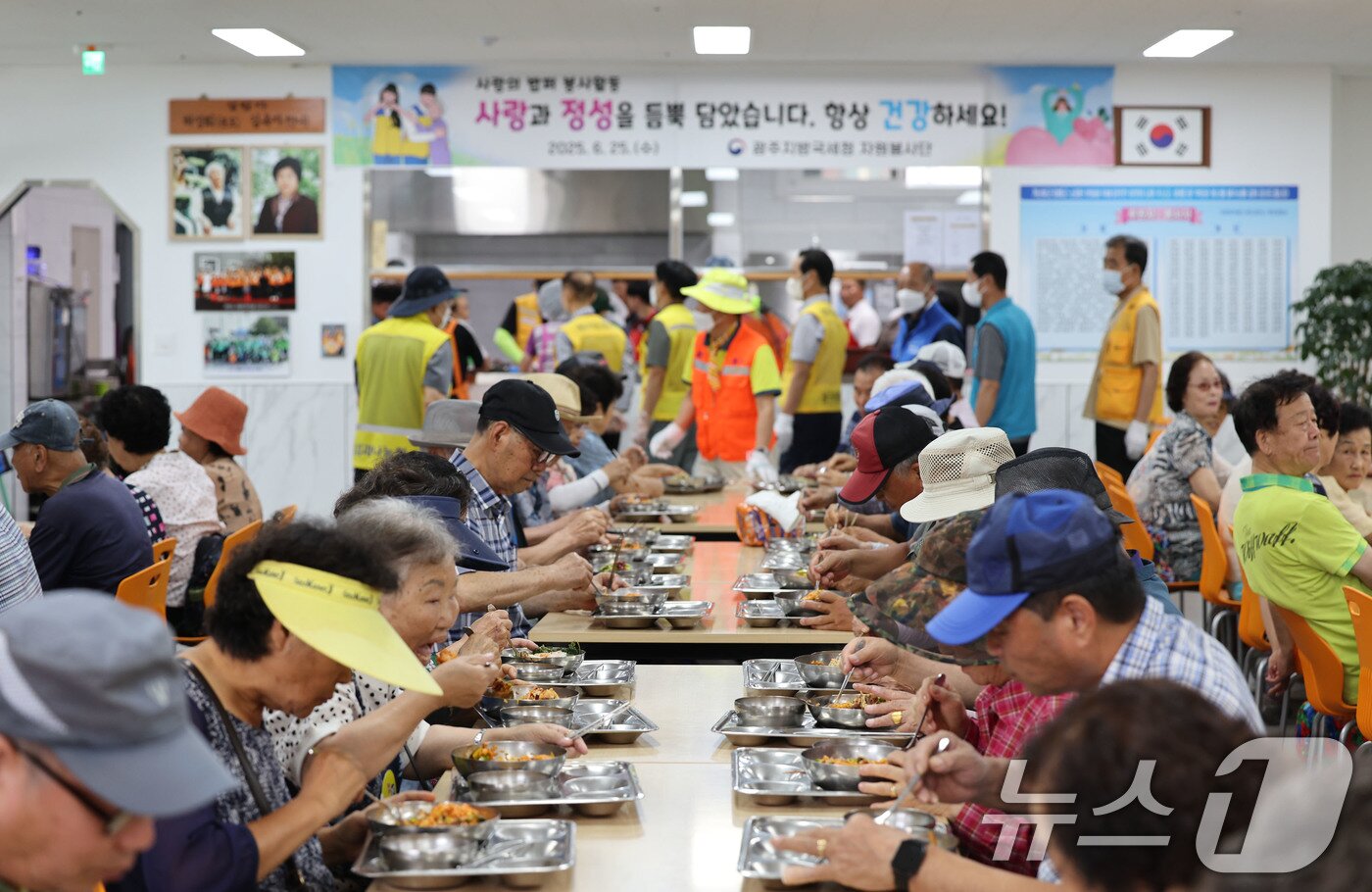 본문 이미지 - 폭염이 이어지고 있는 4일 오전 광주 남구 서동에 있는 무료급식소를 찾은 어르신들이 대기 끝에 식사하고 있다. 2025.7.4/뉴스1 ⓒ News1 박지현 기자