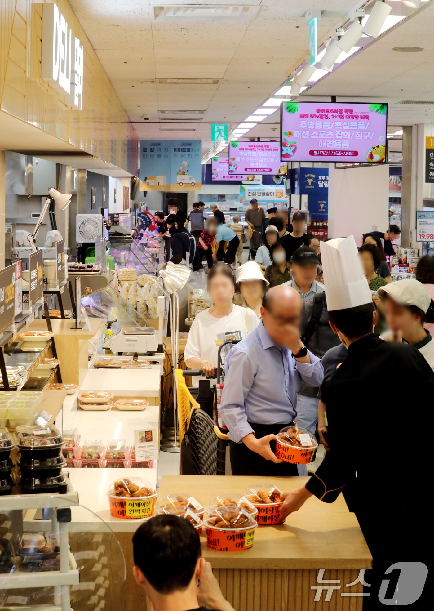 (서울=뉴스1) = 이마트는 오는 6일까지 '고래잇 페스타 쿨 썸머 세일'을 개최한다고 4일 밝혔다.4일 '고래잇 페스타 쿨 썸머 세일' 개막을 맞아 서울 용산구 이마트 용산점에 …