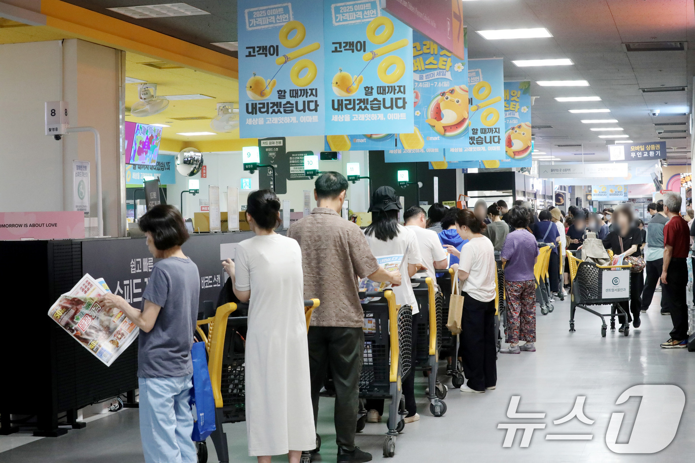 (서울=뉴스1) = 이마트는 오는 6일까지 '고래잇 페스타 쿨 썸머 세일'을 개최한다고 4일 밝혔다.4일 '고래잇 페스타 쿨 썸머 세일' 개막을 맞아 서울 용산구 이마트 용산점에 …