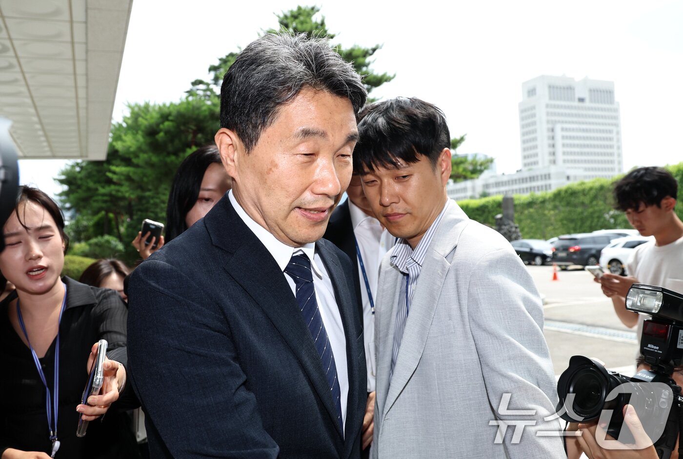 본문 이미지 - 이주호 교육부 장관이 4일 오후 서울 서초구 서울고등검찰청에 마련된 내란특검에 출석하고 있다. 2025.7.4/뉴스1 ⓒ News1 구윤성 기자