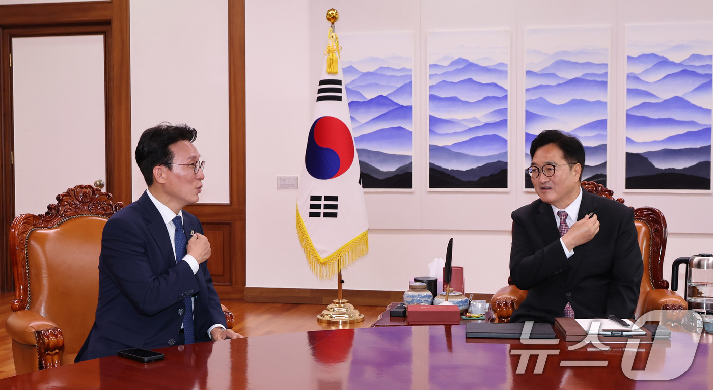 (서울=뉴스1) 박지혜 기자 = 김민석 신임 국무총리가 4일 서울 여의도 국회 의장 집무실에서 우원식 국회의장을 예방하고 있다. 2025.7.4/뉴스1