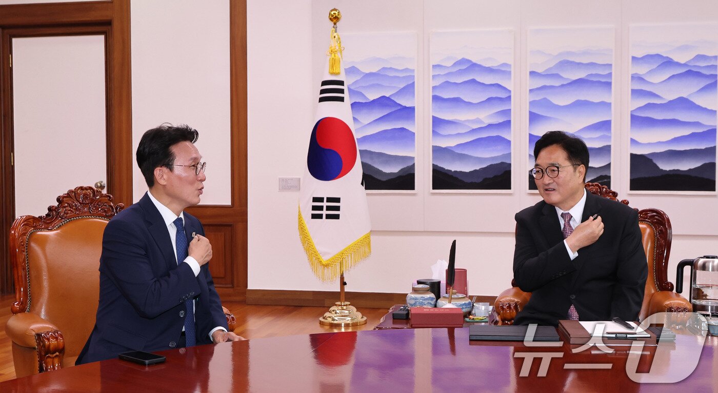 본문 이미지 - 김민석 신임 국무총리가 4일 서울 여의도 국회 의장 집무실에서 우원식 국회의장을 예방하고 있다. ⓒ News1 박지혜 기자