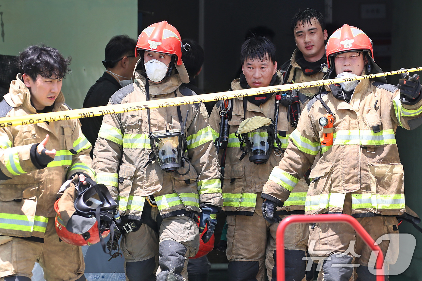 (대구=뉴스1) 공정식 기자 = 4일 오후 대구 서구 이현동 물류창고 화재 현장에서 진화를 마친 소방관들이 땀에 흠뻑 젖은 채 창고 밖으로 나오고 있다. 2025.7.4/뉴스1