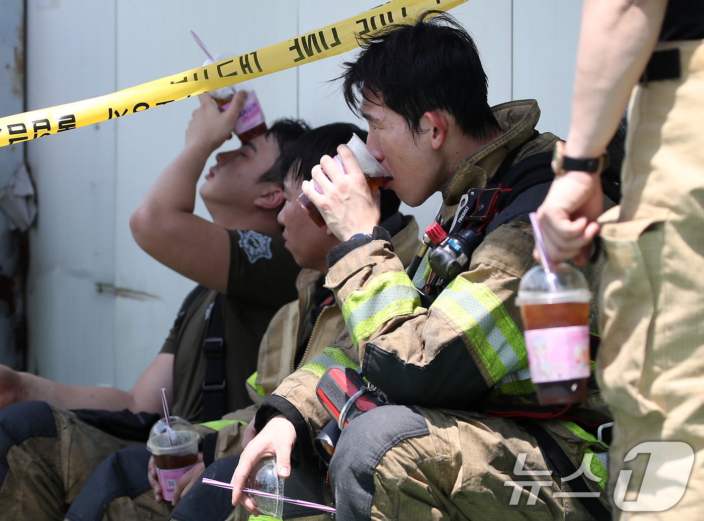 (대구=뉴스1) 공정식 기자 = 4일 오후 대구 서구 이현동 물류창고 화재 현장에서 진화를 마친 소방관들이 땀에 흠뻑 젖은 채 누군가 건넨 아이스커피를 마시며 더위를 식히고 있다. …