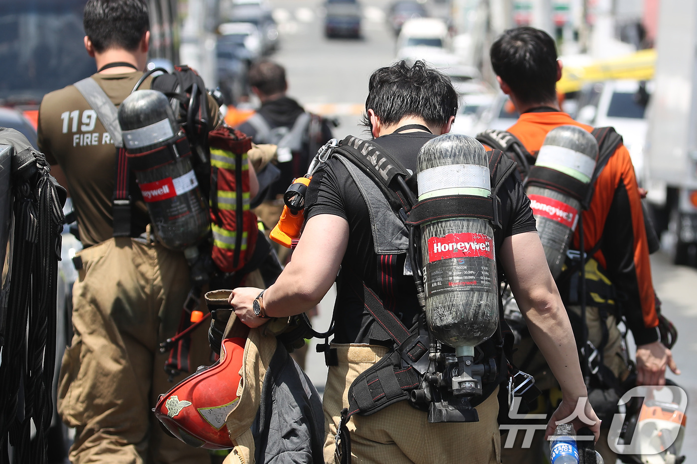 (대구=뉴스1) 공정식 기자 = 4일 오후 대구 서구 이현동 물류창고 화재 현장에서 진화를 마친 소방관들이 땀에 흠뻑 젖은 채 장비를 챙겨 돌아가고 있다. 2025.7.4/뉴스1
