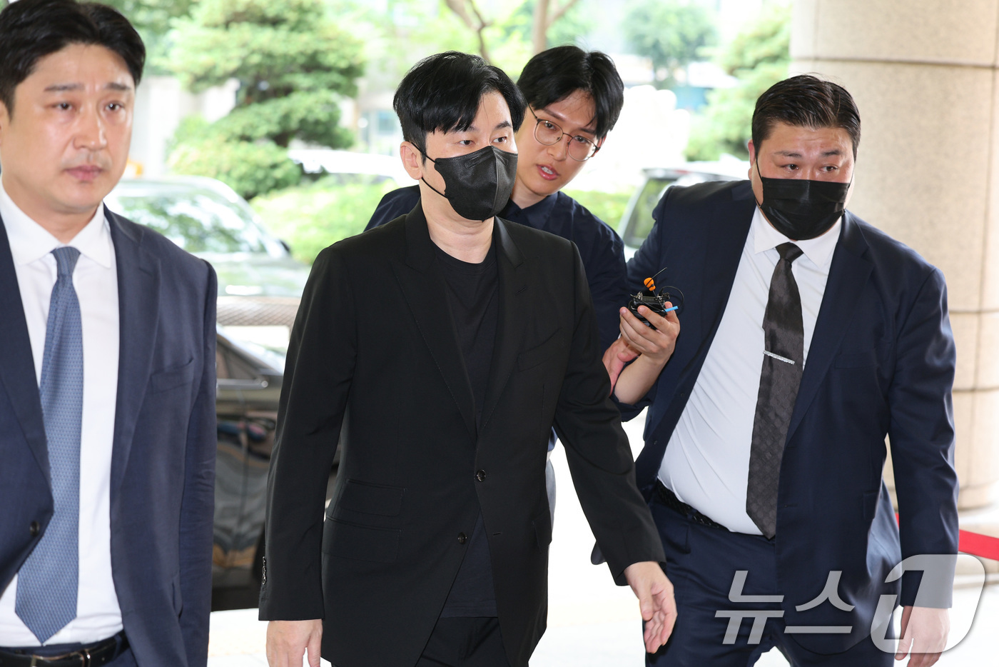 (서울=뉴스1) 신웅수 기자 = 양현석 YG엔터테인먼트 총괄 프로듀서가 4일 오후 서울 마포구 서부지방법원에서 열린 관세법 위반 혐의 공판에 출석하고 있다.양현석은 2014년 싱가 …