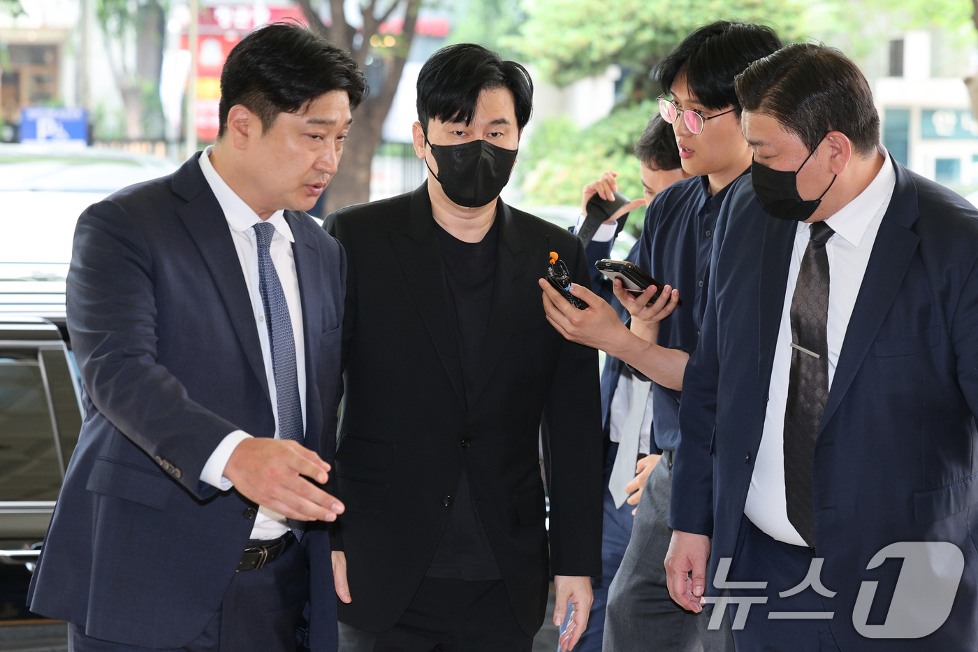 (서울=뉴스1) 신웅수 기자 = 양현석 YG엔터테인먼트 총괄 프로듀서가 4일 오후 서울 마포구 서부지방법원에서 열린 관세법 위반 혐의 공판에 출석하고 있다.양현석은 2014년 싱가 …