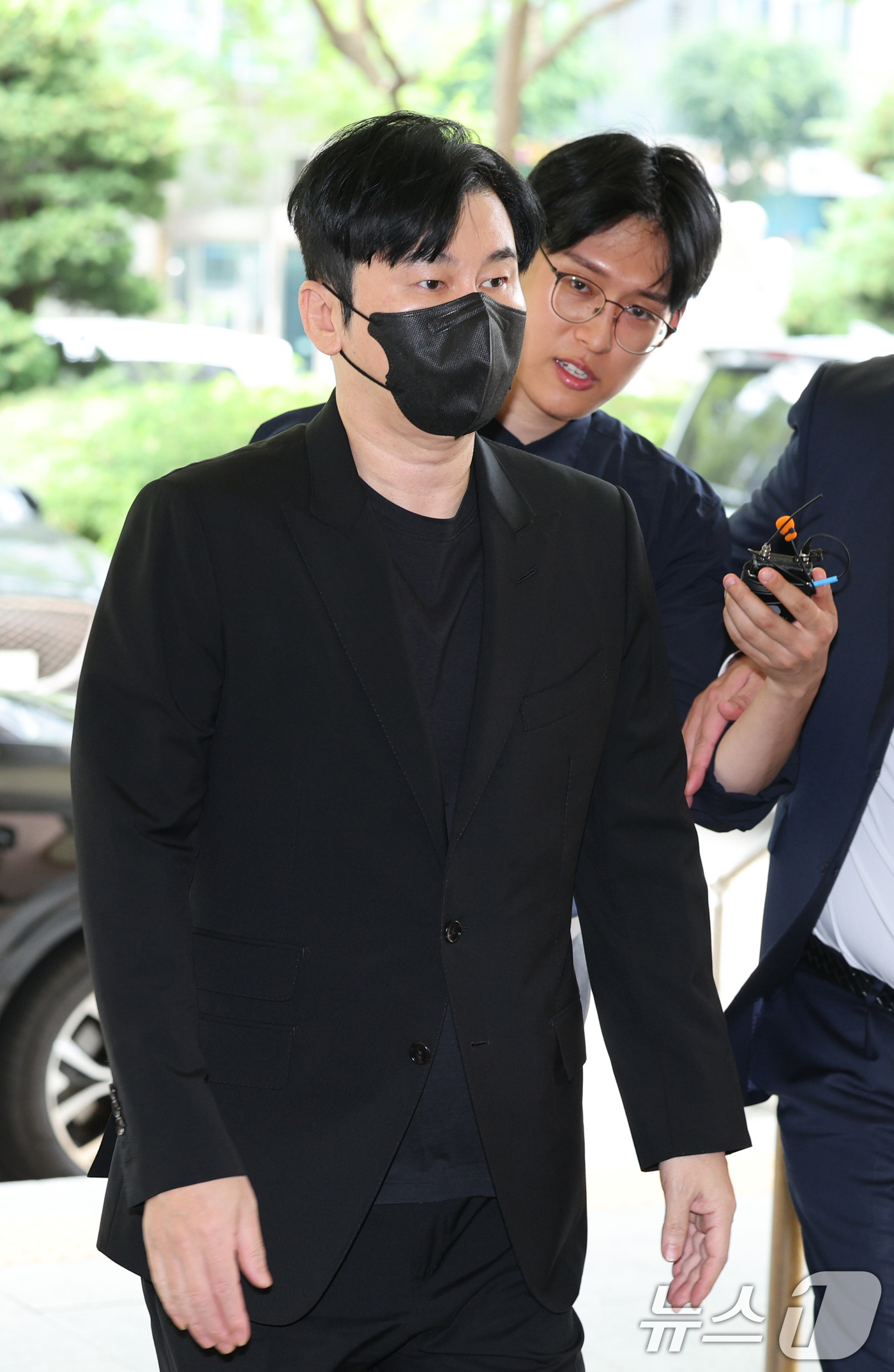 (서울=뉴스1) 신웅수 기자 = 양현석 YG엔터테인먼트 총괄 프로듀서가 4일 오후 서울 마포구 서부지방법원에서 열린 관세법 위반 혐의 공판에 출석하고 있다.양현석은 2014년 싱가 …