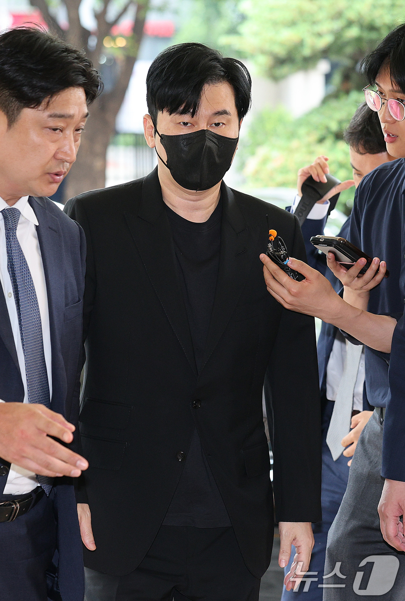 (서울=뉴스1) 신웅수 기자 = 양현석 YG엔터테인먼트 총괄 프로듀서가 4일 오후 서울 마포구 서부지방법원에서 열린 관세법 위반 혐의 공판에 출석하고 있다.양현석은 2014년 싱가 …