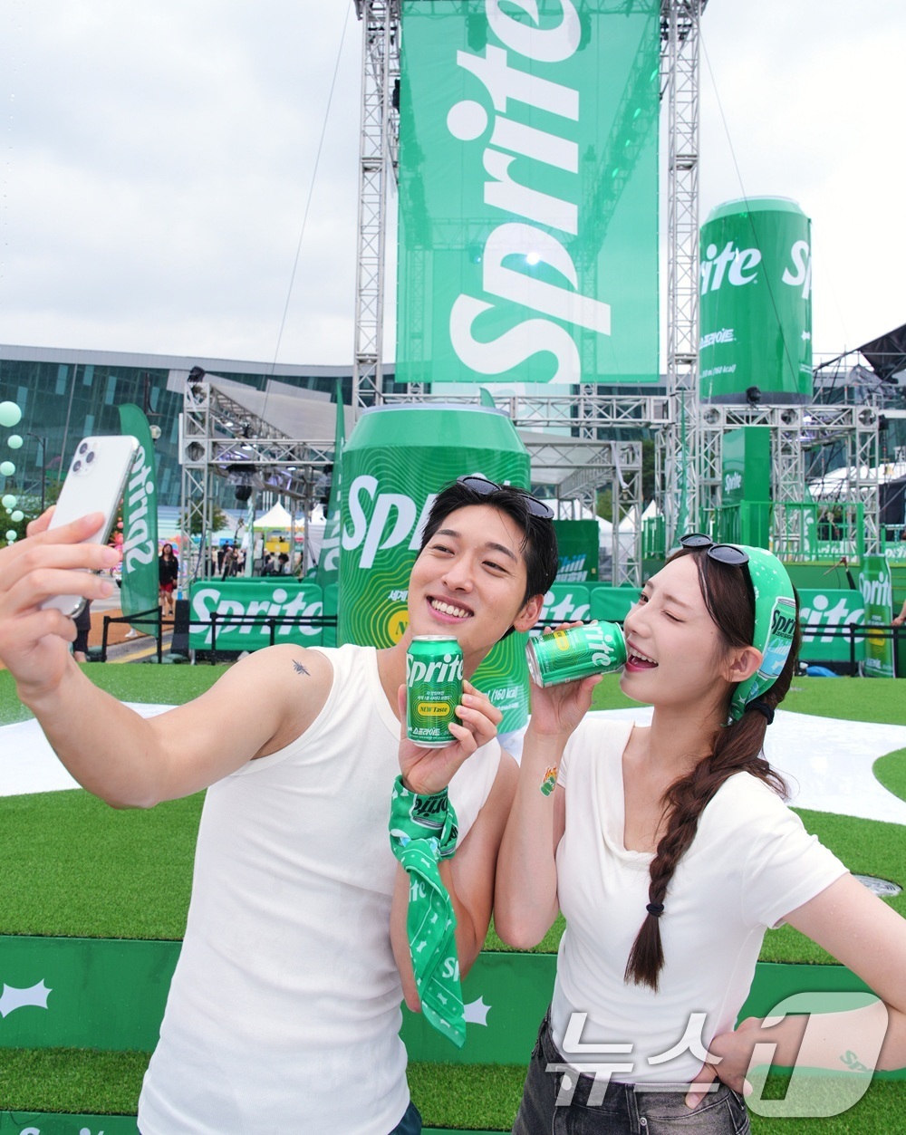 (서울=뉴스1) = 코카-콜라사는 스프라이트가 공식 후원사로 참여한 '워터밤 서울 2025'가 오는 6일까지 경기 고양시 킨텍스 야외 글로벌 스테이지에서 개최된다고 4일 밝혔다.포 …