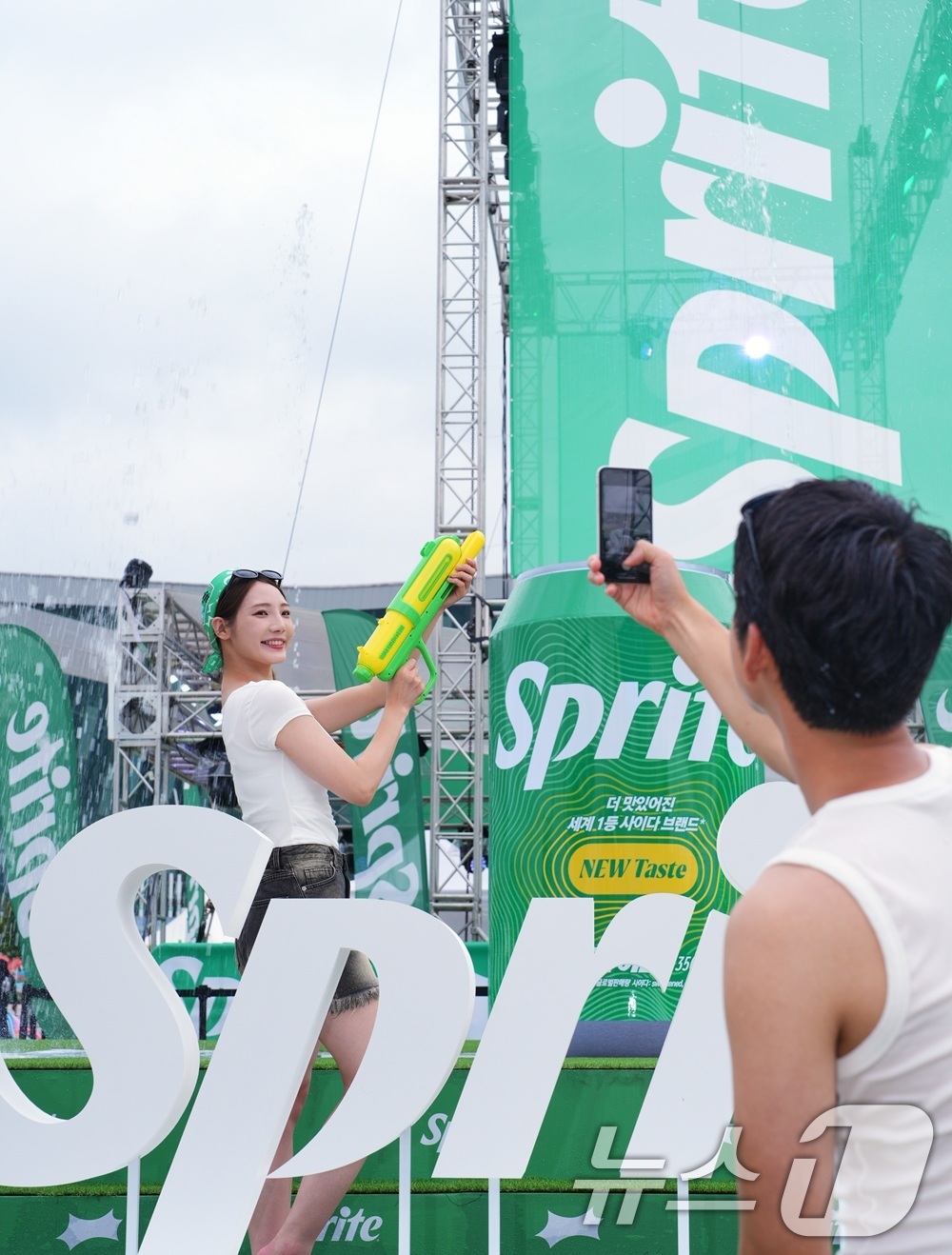 (서울=뉴스1) = 코카-콜라사는 스프라이트가 공식 후원사로 참여한 '워터밤 서울 2025'가 오는 6일까지 경기 고양시 킨텍스 야외 글로벌 스테이지에서 개최된다고 4일 밝혔다.' …