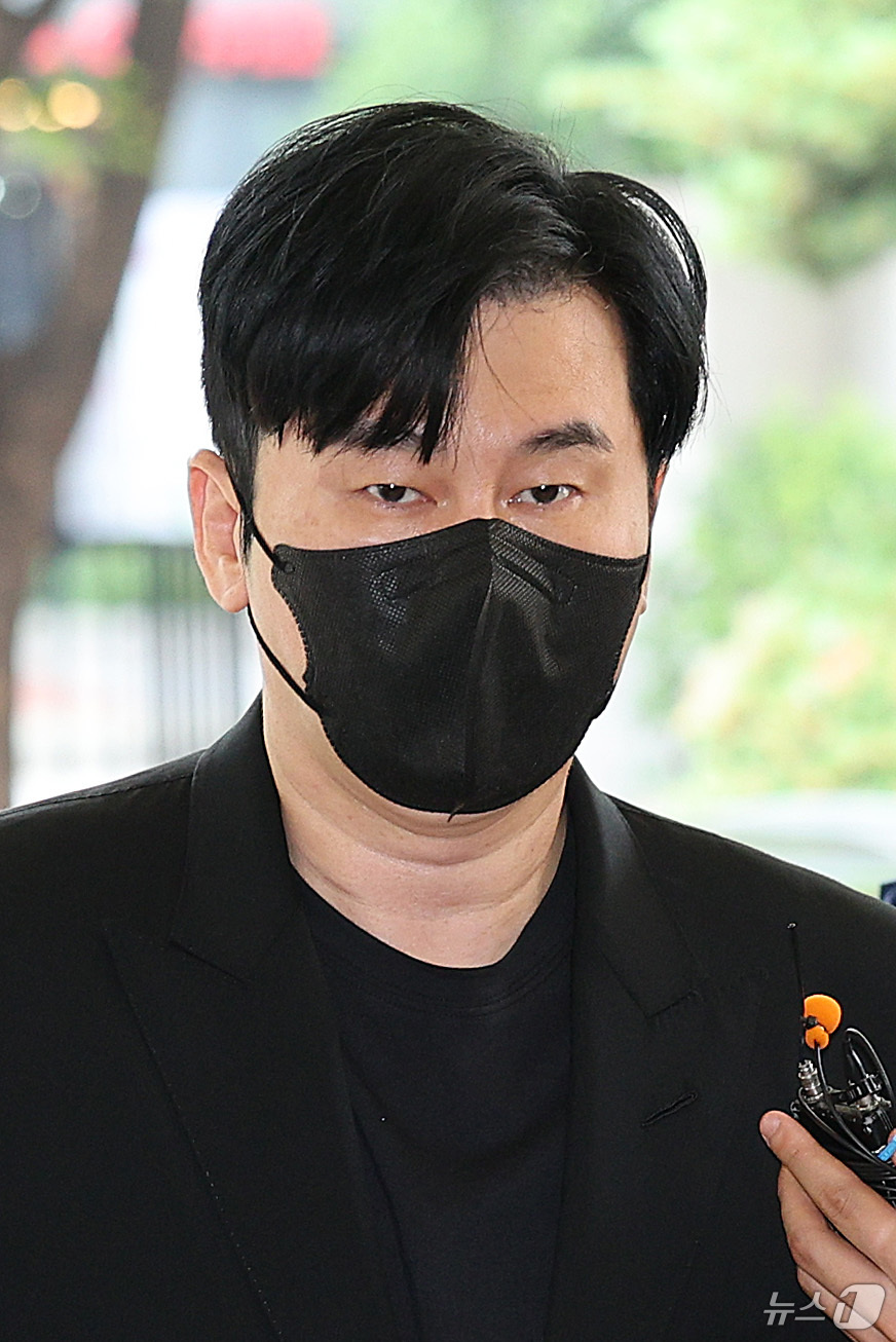(서울=뉴스1) 신웅수 기자 = 양현석 YG엔터테인먼트 총괄 프로듀서가 4일 오후 서울 마포구 서부지방법원에서 열린 관세법 위반 혐의 공판에 출석하고 있다.양현석은 2014년 싱가 …
