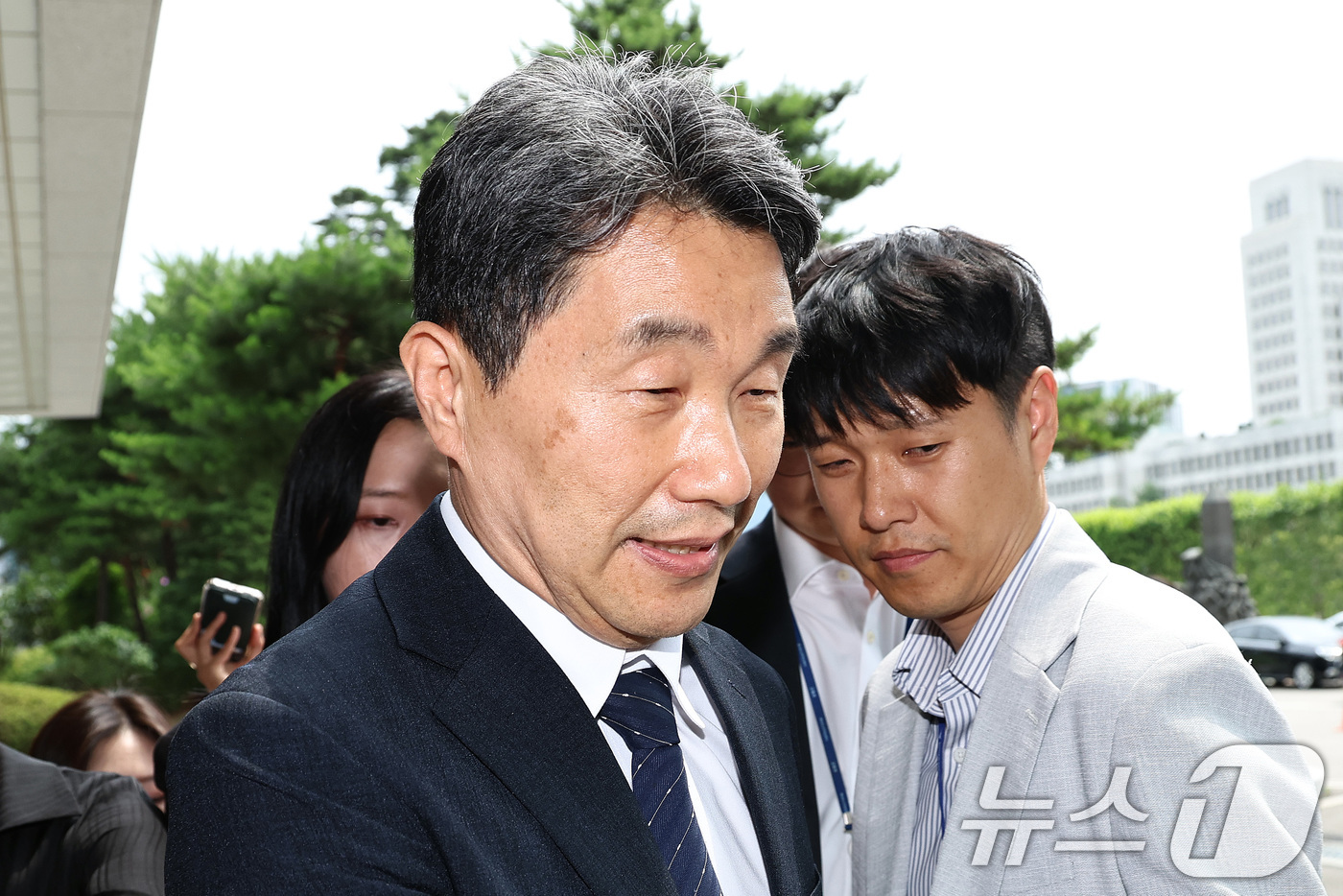 (서울=뉴스1) 구윤성 기자 = 이주호 교육부 장관이 4일 오후 서울 서초구 서울고등검찰청에 마련된 내란특검에 출석하고 있다. 2025.7.4/뉴스1