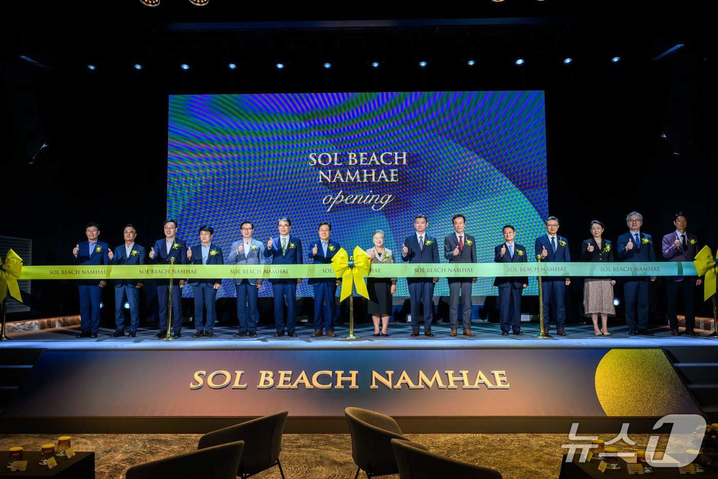 본문 이미지 - 4일 쏠비치 남해 개관식에서 테이프 컷팅식이 진행되고 있다.(남해군 제공. 재판매 및 DB금지)