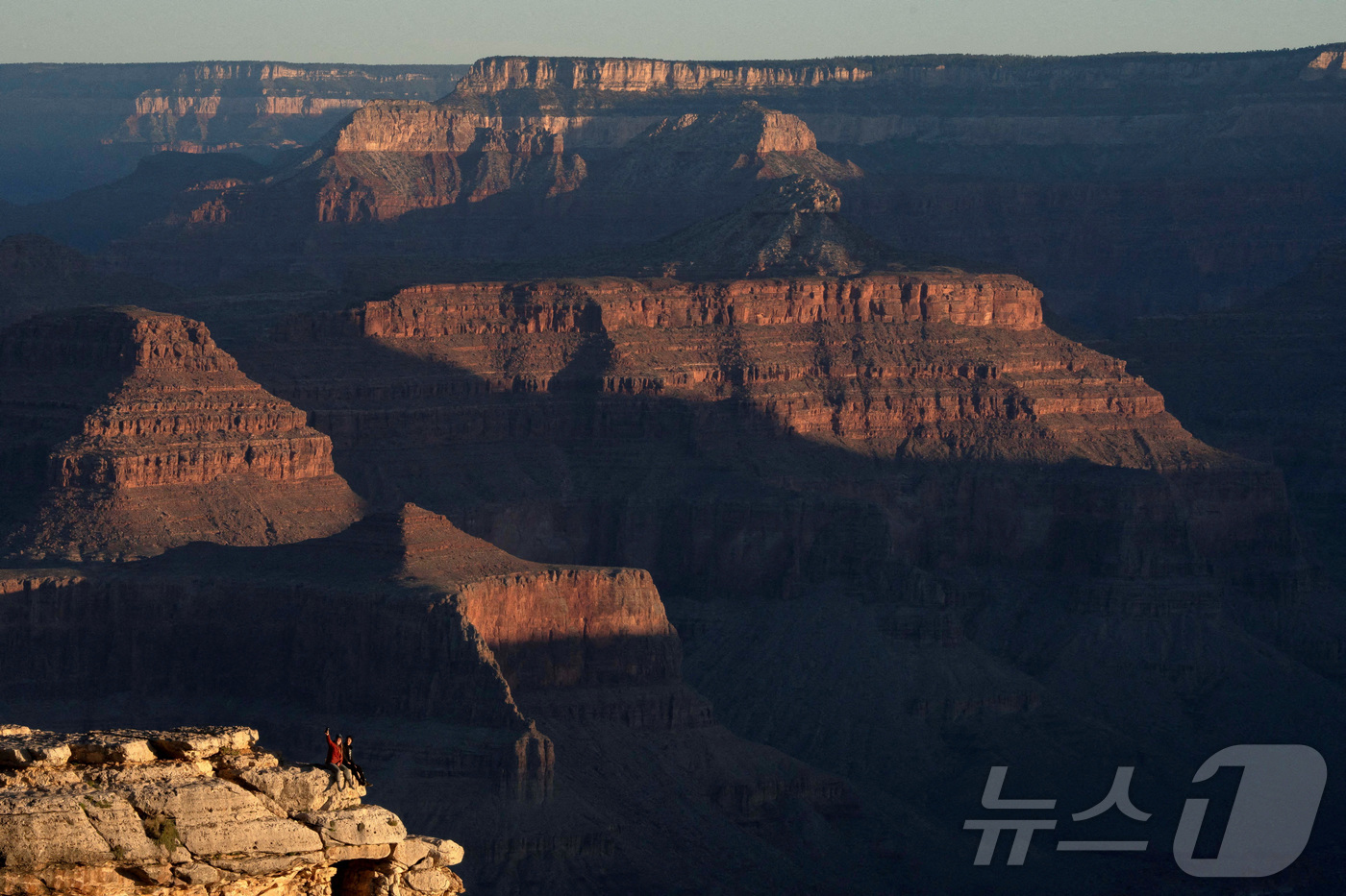 (애리조나 로이터=뉴스1) 윤다정 기자 = 5월 16일(현지 시간) 미국 애리조나주 투사얀 인근 그랜드캐니언 국립공원에서 관광객들이 휴대전화로 사진을 찍고 있다. 2025.05.1 …