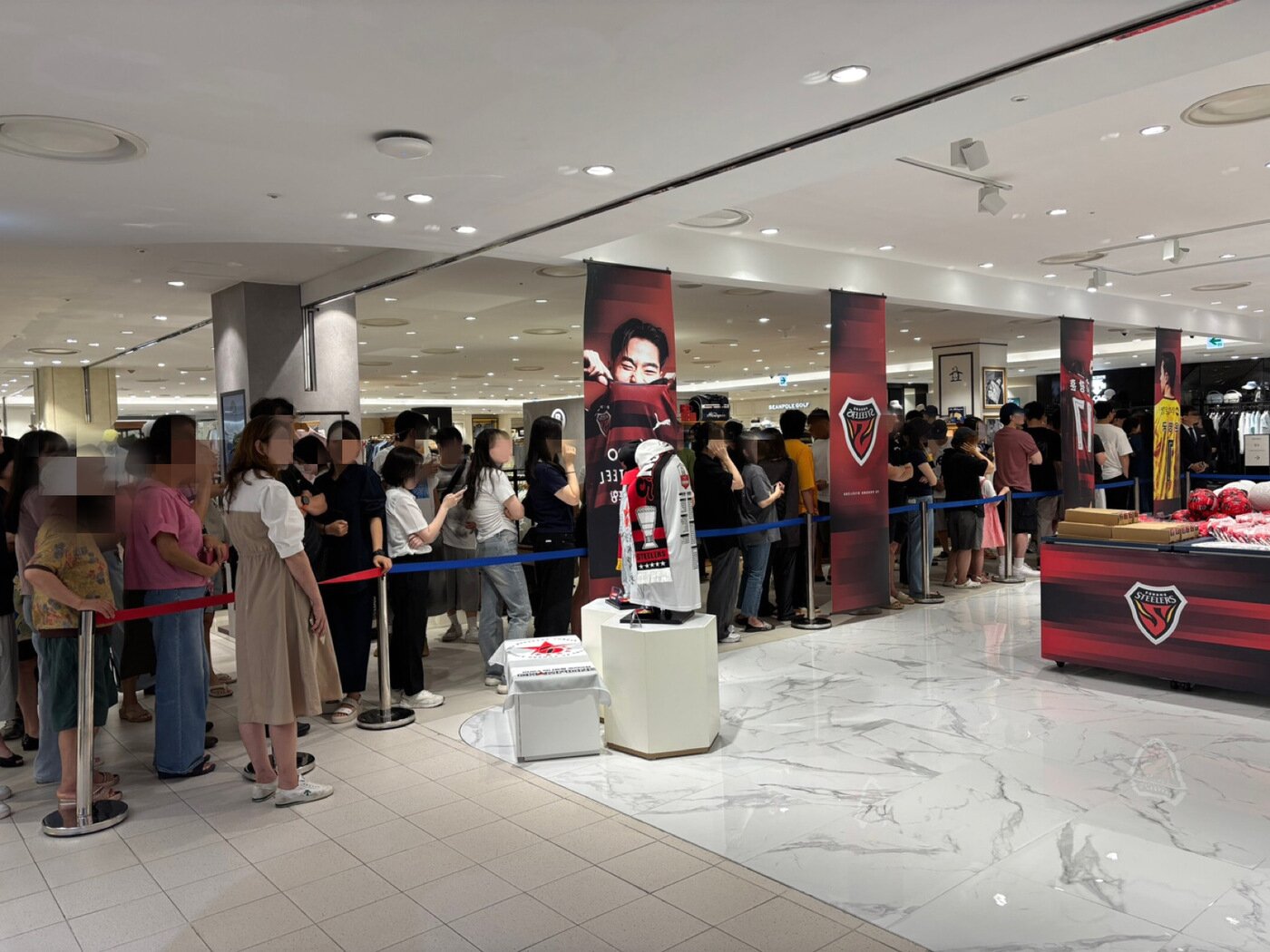 본문 이미지 - 포항 유니폼을 사기 위해 늘어선 긴 줄&#40;포항 제공&#41; 