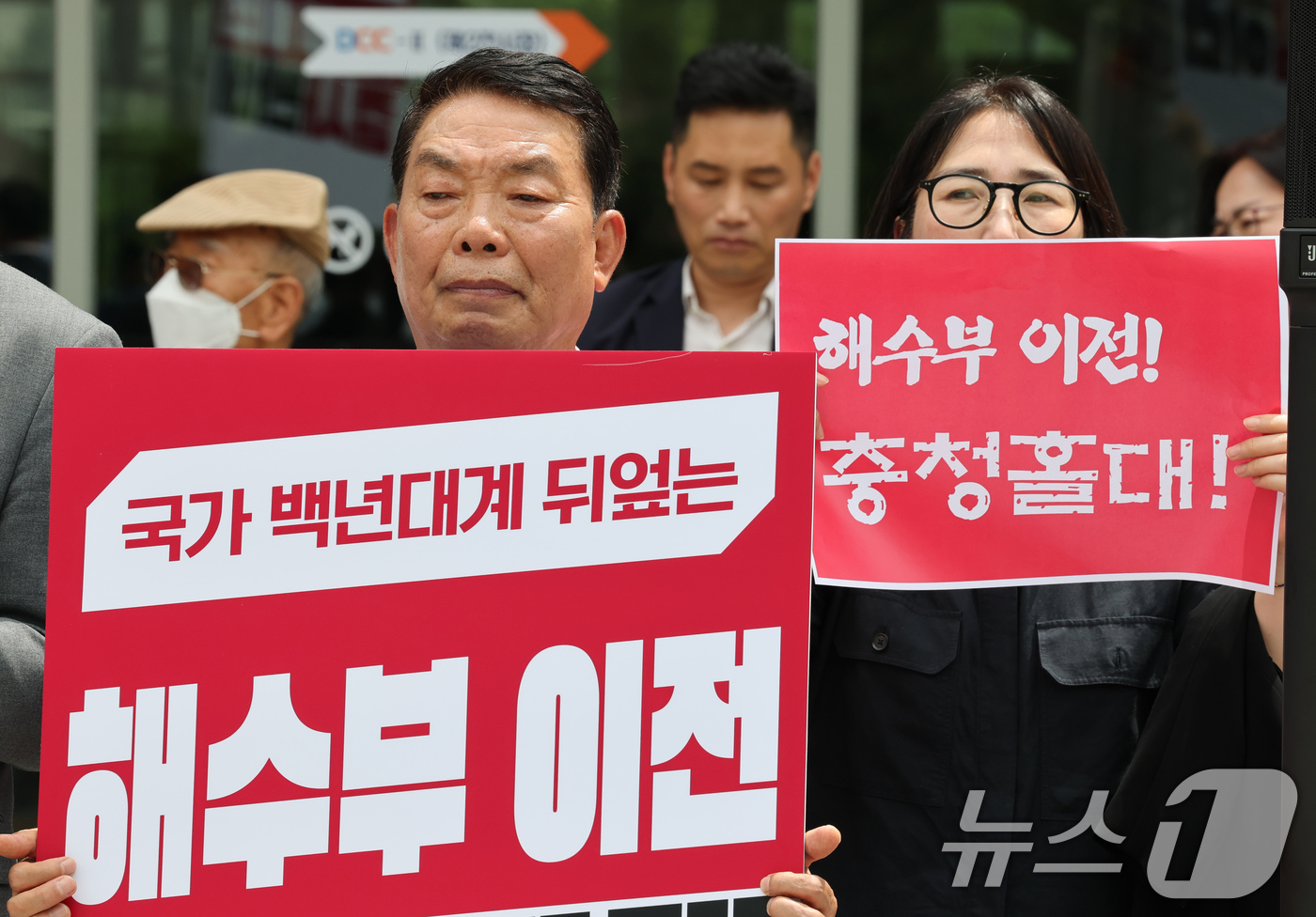 (대전=뉴스1) 김기태 기자 = 이재명 대통령 대전 방문 일정을 앞두고 국민의힘 대전시당 소속 당협위원장과 시·구의원을 비롯해  당직자들이 4일 대전컨벤션센터 앞에서 기자회견을 열 …