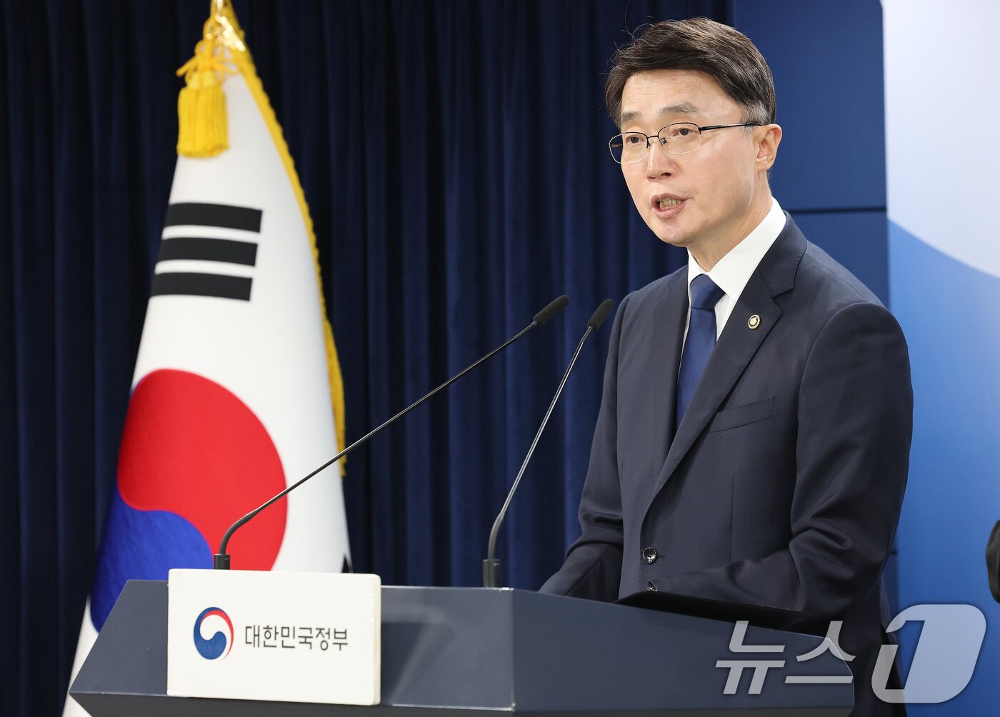 본문 이미지 - 류제명 과학기술정보통신부 제2차관이 4일 서울 종로구 정부서울청사에서 SK텔레콤 침해사고 최종 조사결과를 발표하고 있다. 2025.7.4/뉴스1 ⓒ News1 임세영 기자