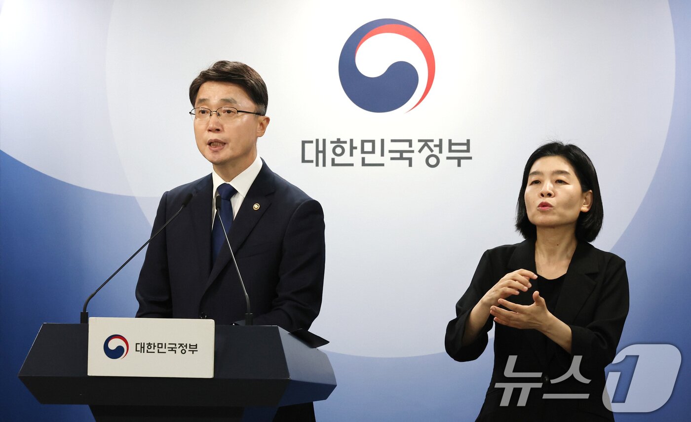 본문 이미지 - 류제명 과학기술정보통신부 제2차관이 4일 서울 종로구 정부서울청사에서 SK텔레콤 침해사고 최종 조사결과를 발표하고 있다. 2025.7.4/뉴스1 ⓒ News1 임세영 기자