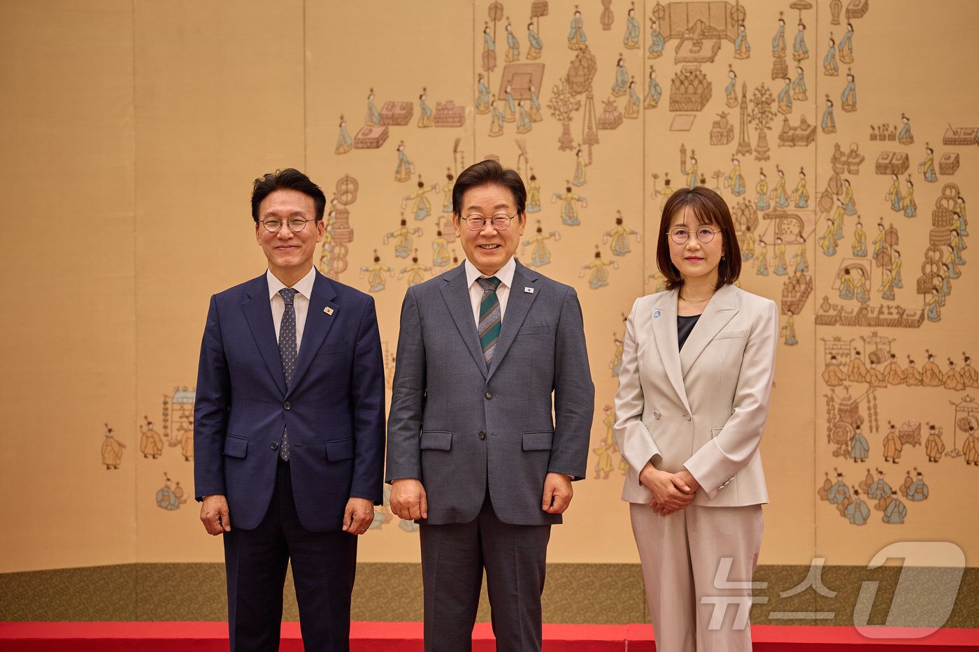 본문 이미지 - 이재명 대통령이 지난해 7월 4일 서울 용산 대통령실 청사에서 열린 임명장 수여식에서 김민석 신임 국무총리에게 임명장을 수여한 후 기념촬영을 하고 있다. 사진 오른쪽은 김 총리 배우자. (대통령실 제공. 재판매 및 DB 금지) 2025.7.4 ⓒ 뉴스1 이재명 기자