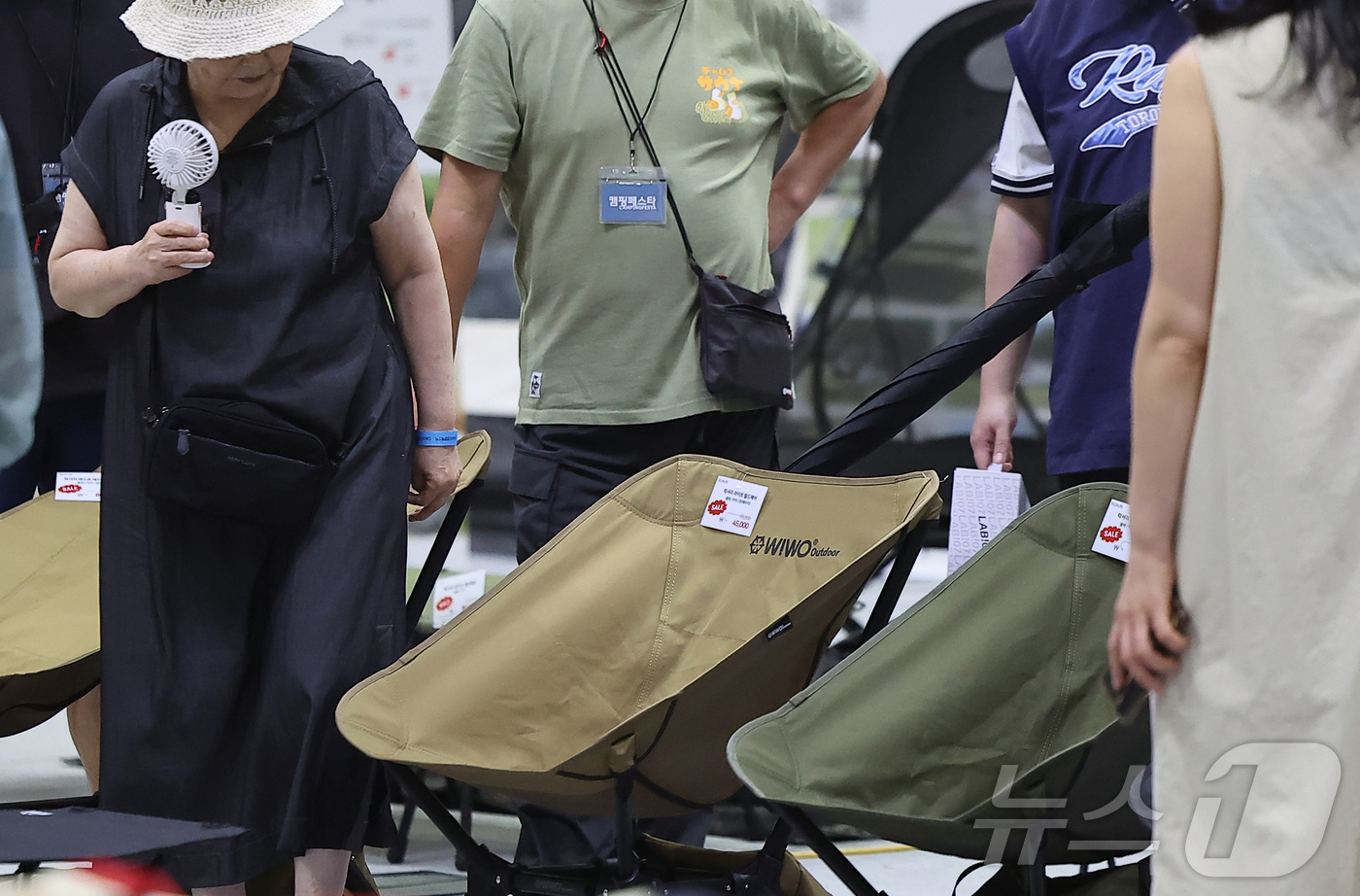 (고양=뉴스1) 김진환 기자 = 4일 오후 경기 고양시 일산 킨텍스에서 열린 제4회 킨텍스 캠핑페스타를 찾은 관람객들이 다양한 캠핑 용품을 둘러보고 있다.캠핑 차량을 비롯해 다양한 …