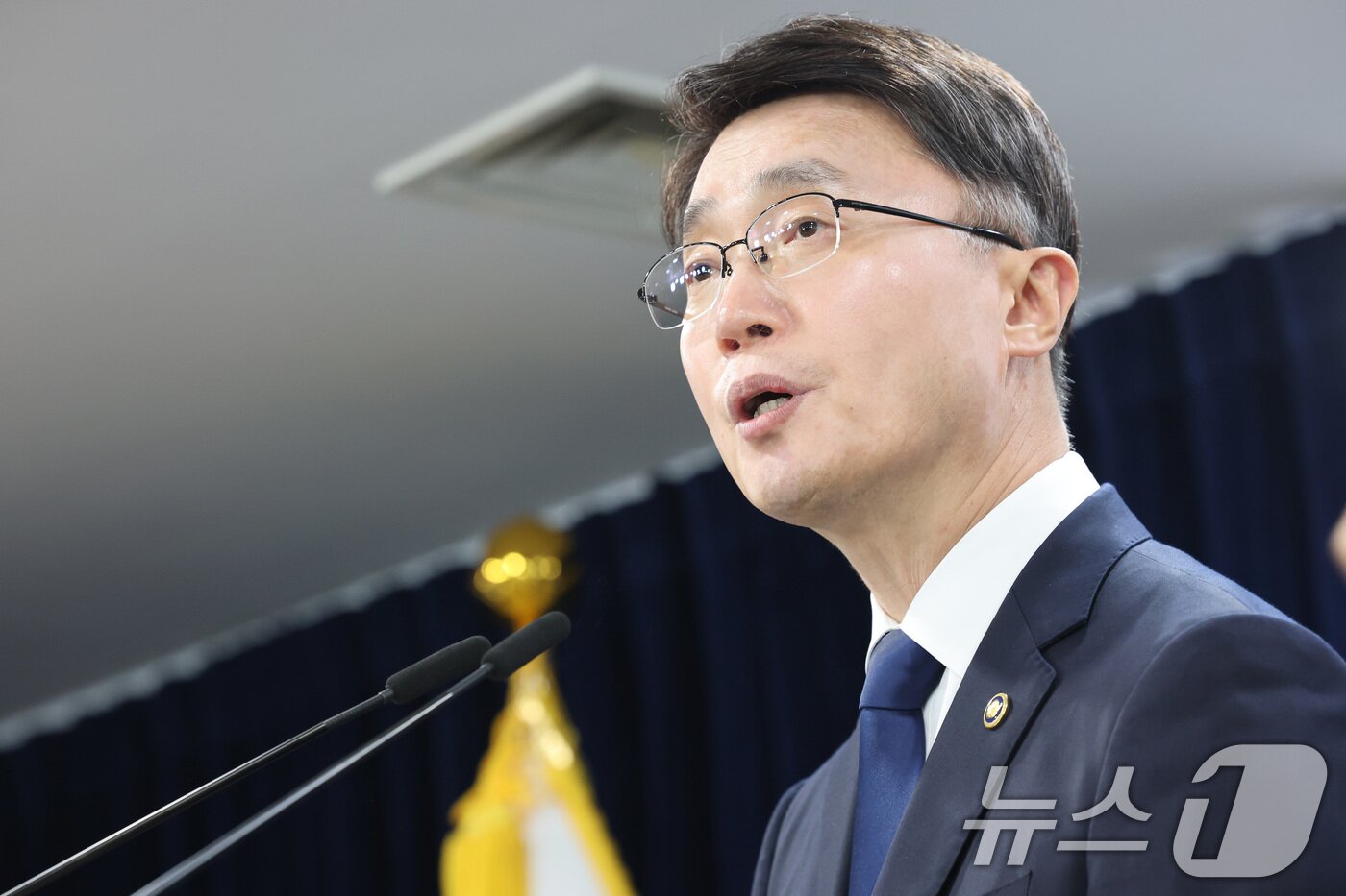 본문 이미지 - 류제명 과학기술정보통신부 제2차관이 4일 서울 종로구 정부서울청사에서 SK텔레콤 침해사고 최종 조사결과를 발표하고 있다. 2025.7.4/뉴스1 ⓒ News1 임세영 기자