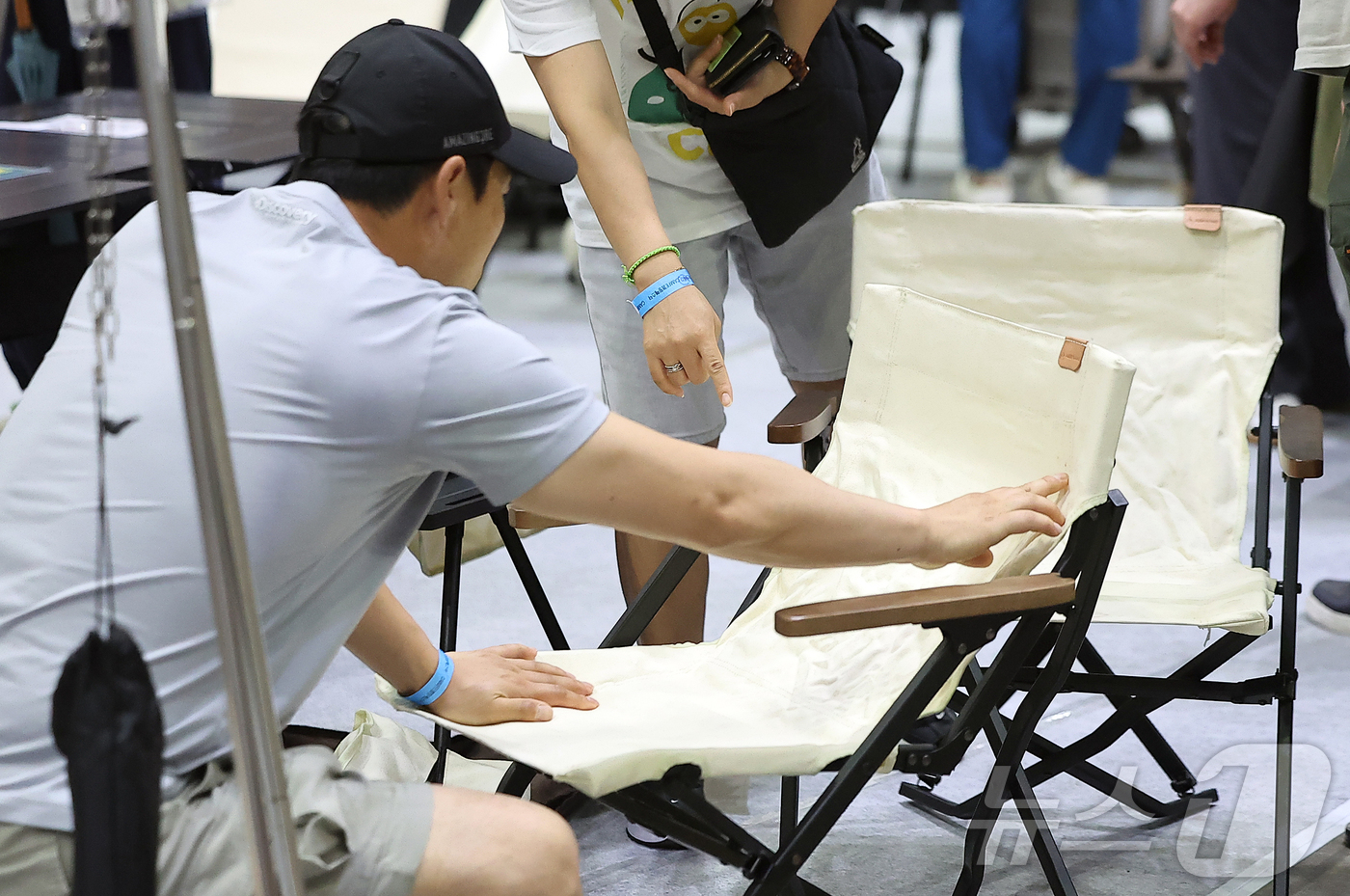 (고양=뉴스1) 김진환 기자 = 4일 오후 경기 고양시 일산 킨텍스에서 열린 제4회 킨텍스 캠핑페스타를 찾은 관람객들이 다양한 캠핑 용품을 둘러보고 있다.캠핑 차량을 비롯해 다양한 …