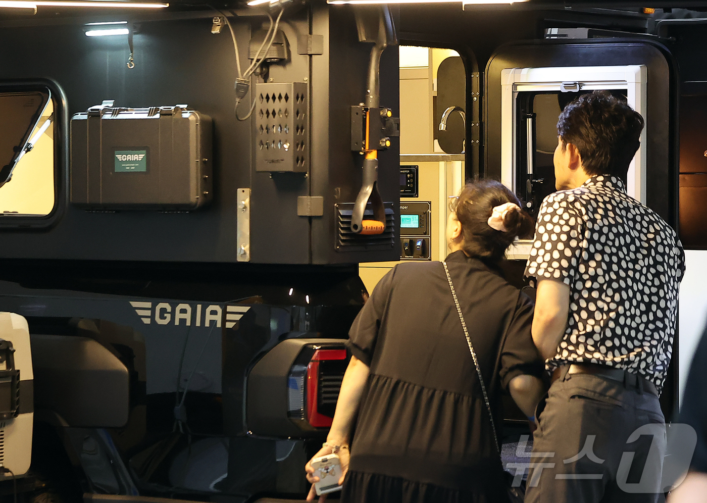 (고양=뉴스1) 김진환 기자 = 4일 오후 경기 고양시 일산 킨텍스에서 열린 제4회 킨텍스 캠핑페스타를 찾은 관람객들이 다양한 캠핑 용품을 둘러보고 있다.캠핑 차량을 비롯해 다양한 …