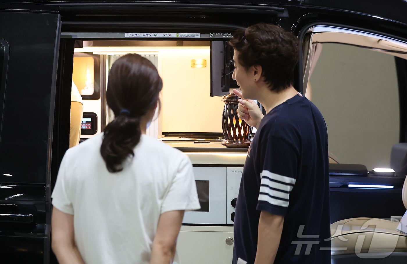 (고양=뉴스1) 김진환 기자 = 4일 오후 경기 고양시 일산 킨텍스에서 열린 제4회 킨텍스 캠핑페스타를 찾은 관람객들이 다양한 캠핑 용품을 둘러보고 있다.캠핑 차량을 비롯해 다양한 …