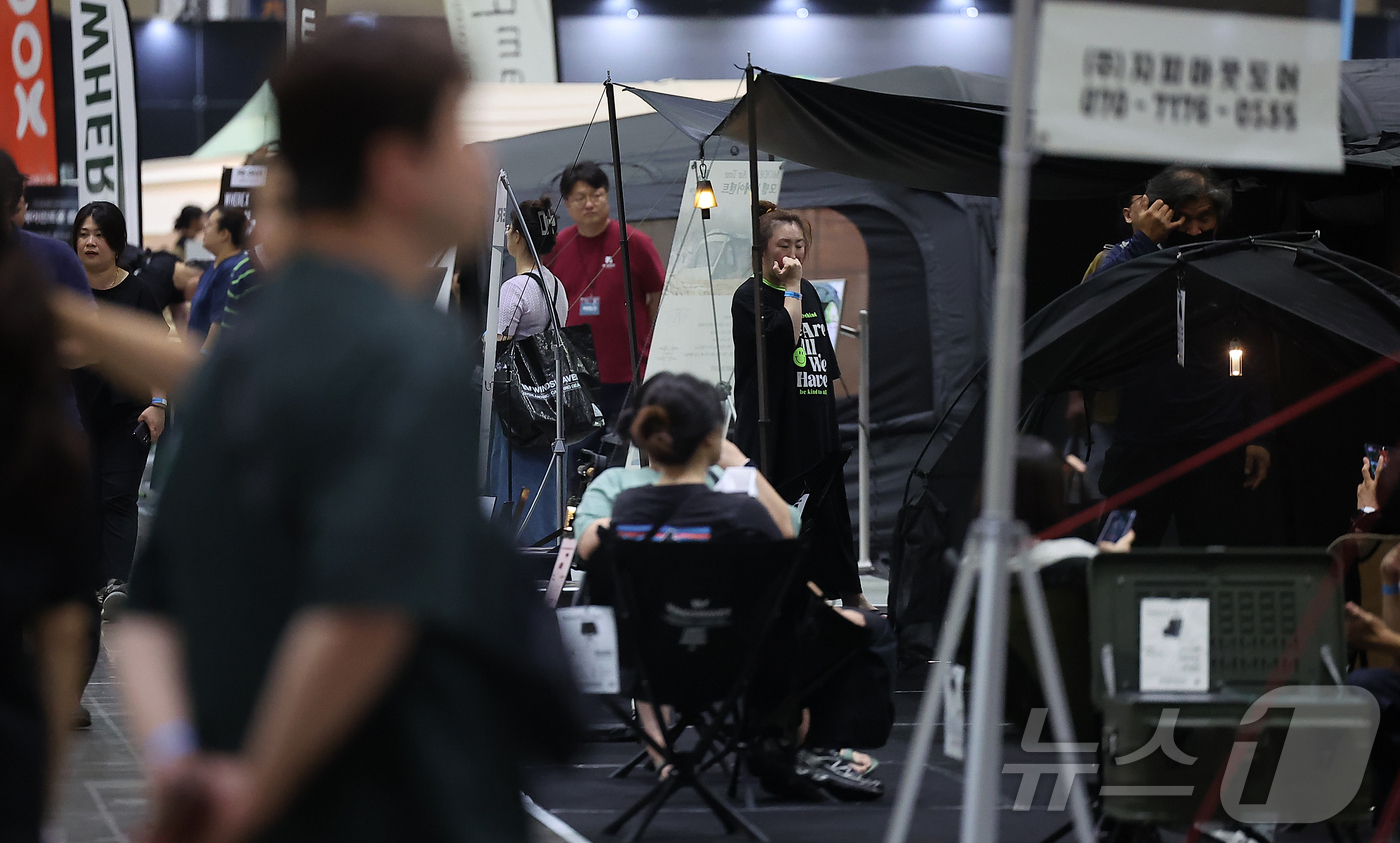 (고양=뉴스1) 김진환 기자 = 4일 오후 경기 고양시 일산 킨텍스에서 열린 제4회 킨텍스 캠핑페스타를 찾은 관람객들이 다양한 캠핑 용품을 둘러보고 있다.캠핑 차량을 비롯해 다양한 …