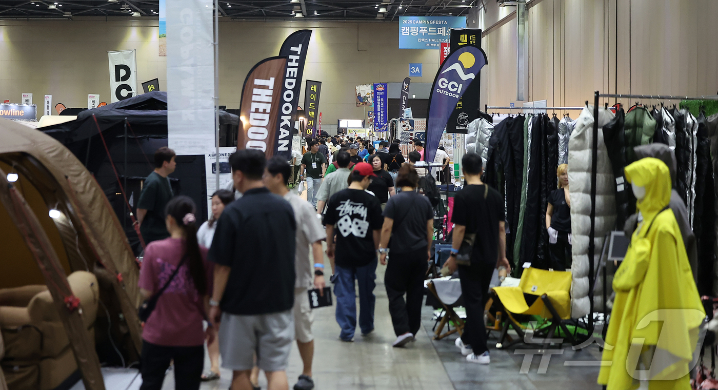 (고양=뉴스1) 김진환 기자 = 4일 오후 경기 고양시 일산 킨텍스에서 열린 제4회 킨텍스 캠핑페스타를 찾은 관람객들이 다양한 캠핑 용품을 둘러보고 있다.캠핑 차량을 비롯해 다양한 …