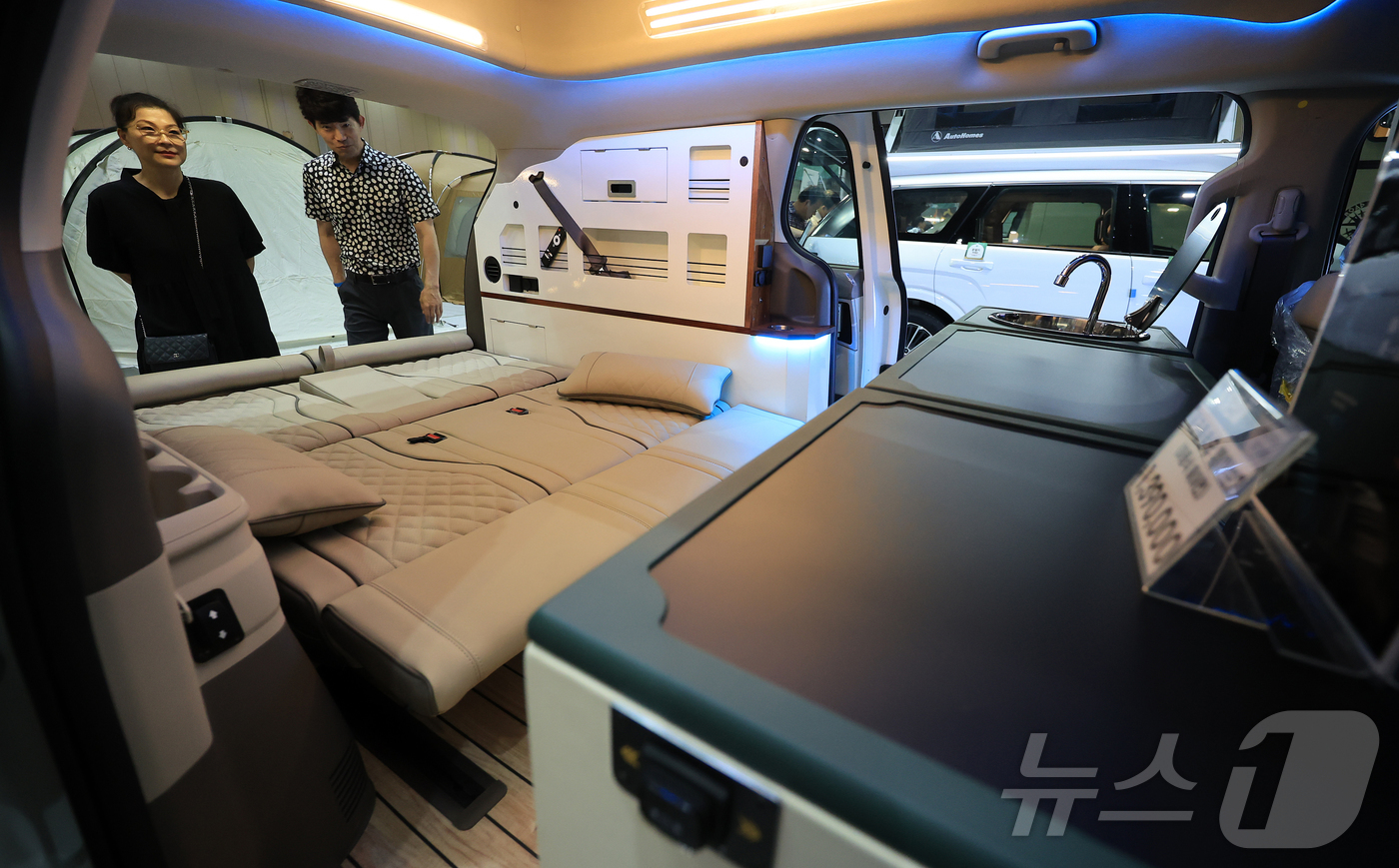 (고양=뉴스1) 김진환 기자 = 4일 오후 경기 고양시 일산 킨텍스에서 열린 제4회 킨텍스 캠핑페스타를 찾은 관람객이 캠핑카 내부를 둘러보고 있다.캠핑 차량을 비롯해 다양한 캠핑 …