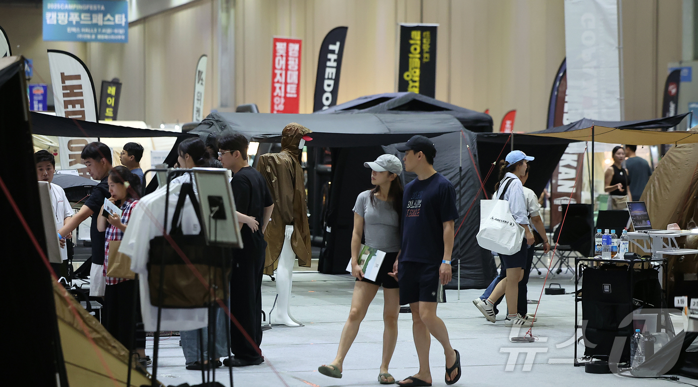 (고양=뉴스1) 김진환 기자 = 4일 오후 경기 고양시 일산 킨텍스에서 열린 제4회 킨텍스 캠핑페스타를 찾은 관람객들이 다양한 캠핑 용품을 둘러보고 있다.캠핑 차량을 비롯해 다양한 …