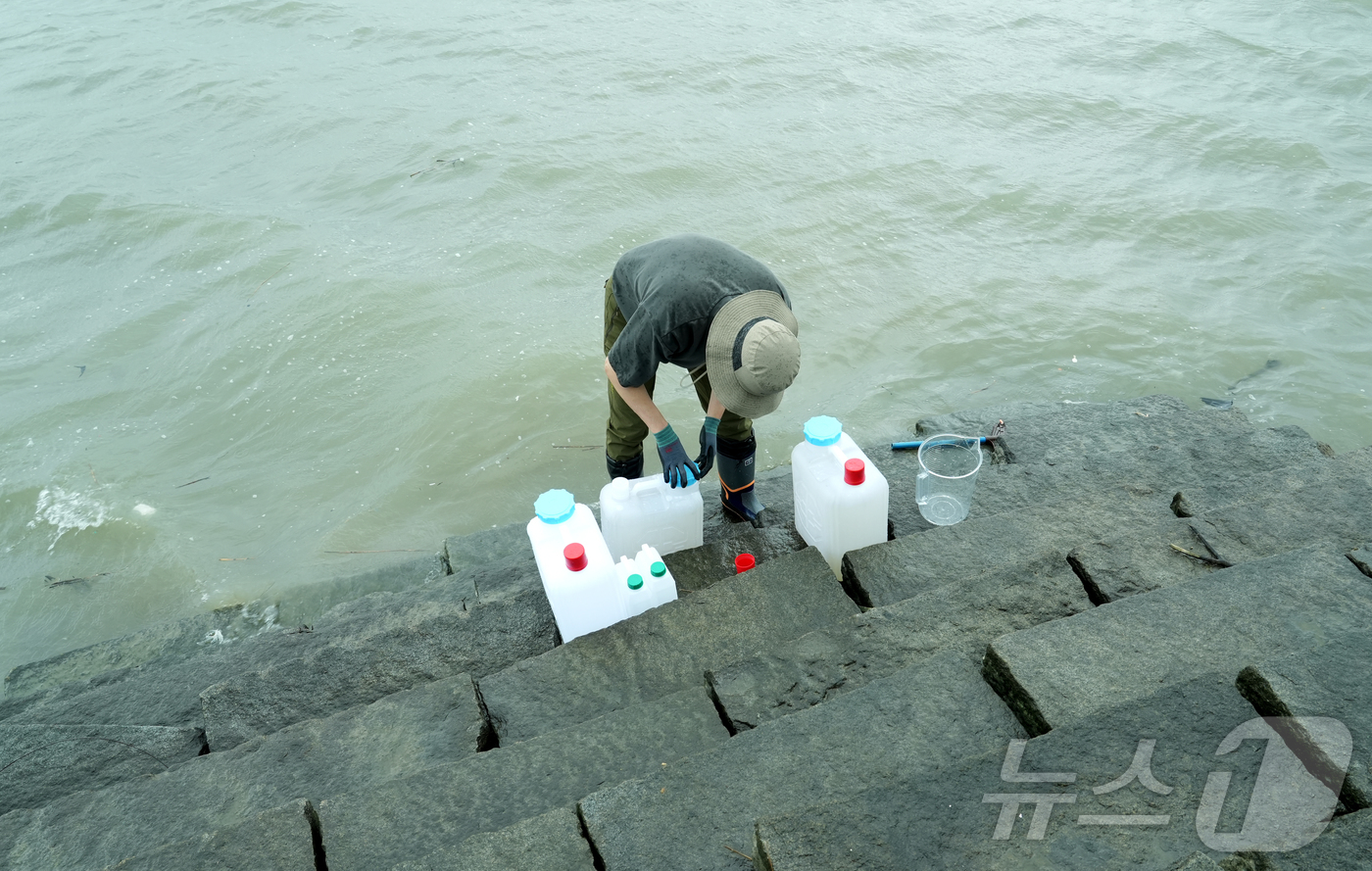 (서울=뉴스1) = 원자력안전위원회가 4일 최근 제기되는 북한 평산 우라늄 정련공장 폐수 문제와 관련해 시료 채취를 위해 한국원자력안전기술원(KINS) 전문가들을 강화도 현장에 파 …