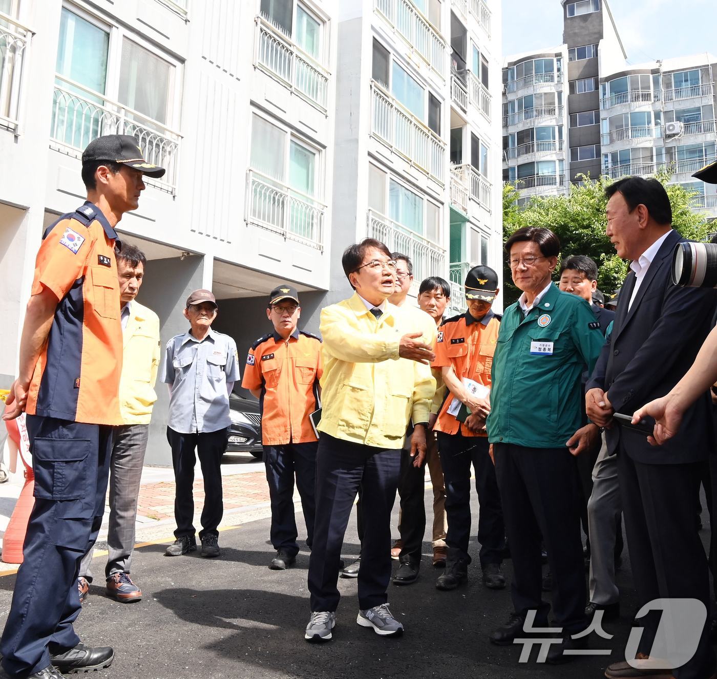 (서울=뉴스1) = 김광용 행정안전부 재난안전관리본부장이 4일 부산 기장군 아파트 화재 하고 현장을 방문해 소방 등 관계자로부터 사고 경위 등을 청취하고 철저한 원인 조사를 당부하 …