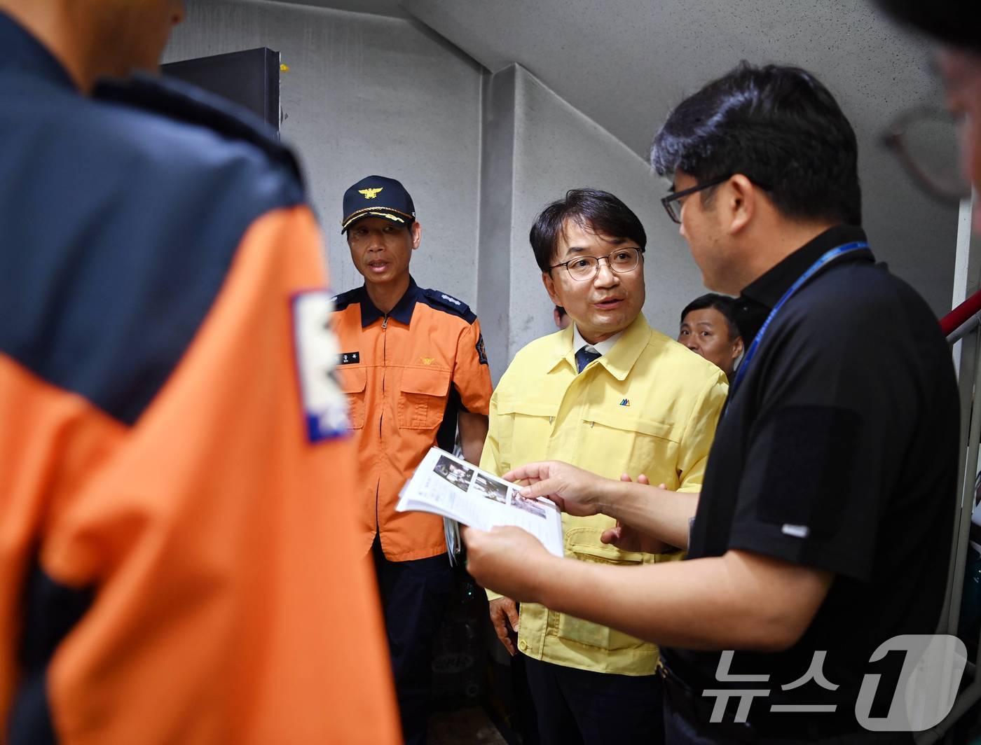 (서울=뉴스1) = 김광용 행정안전부 재난안전관리본부장이 4일 부산 기장군 아파트 화재 하고 현장을 방문해 소방 등 관계자로부터 사고 경위 등을 청취하고 철저한 원인 조사를 당부하 …